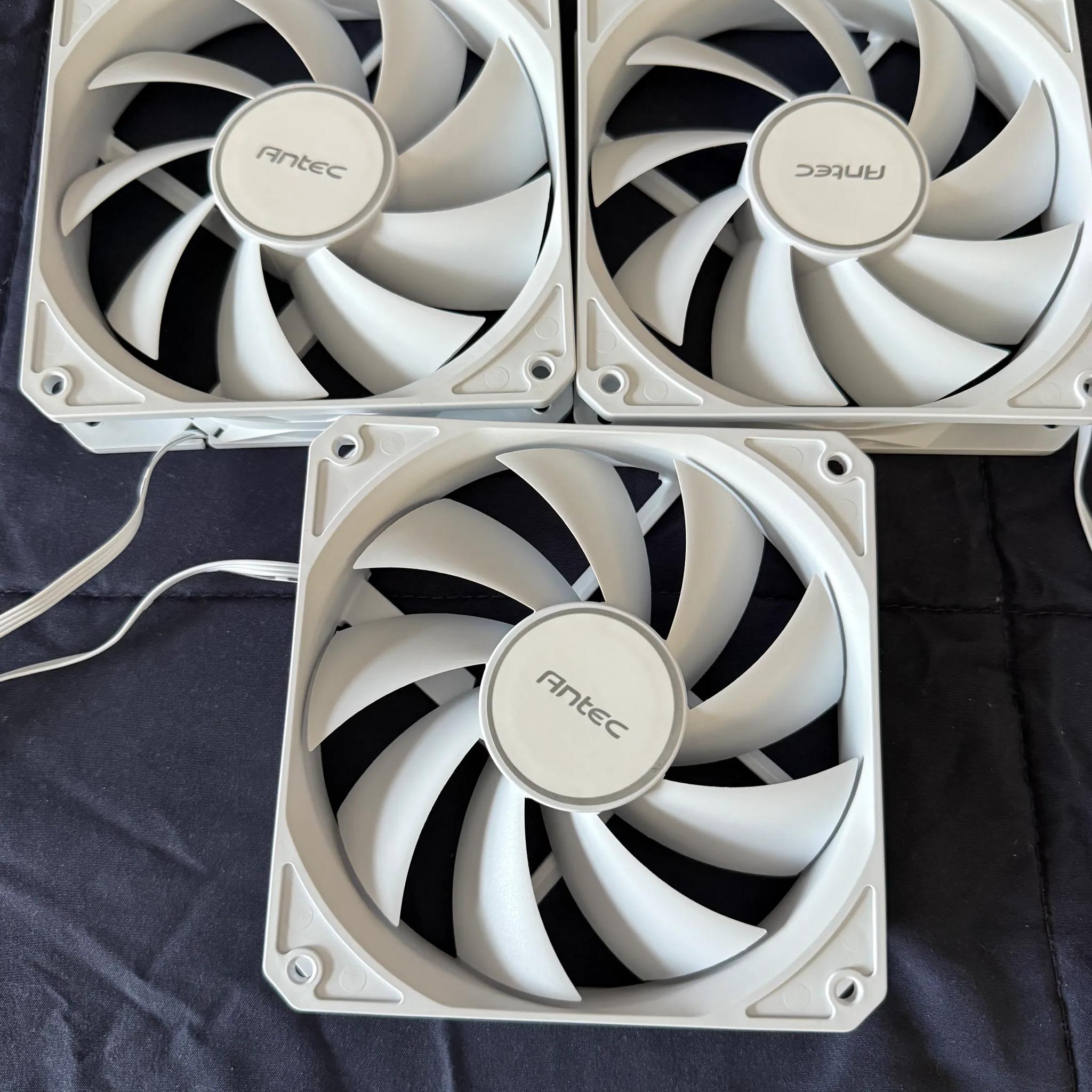 4 White Antec 120mm PWM case fans & ARGB/PWM hub