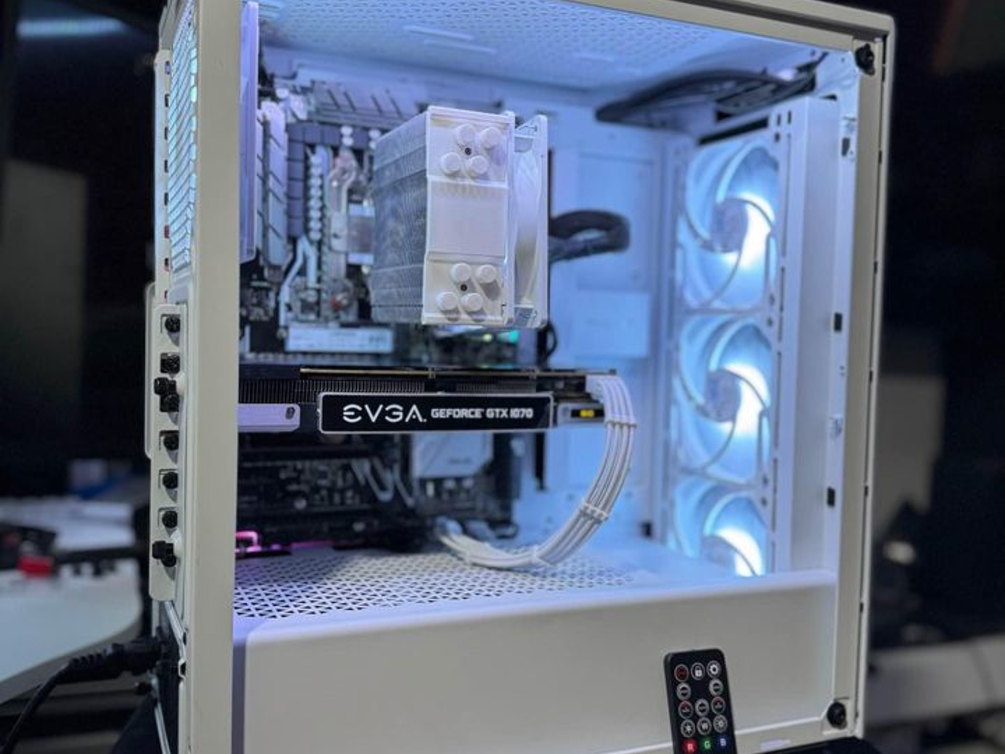 All white RGB Gaming PC - Ryzen 5 2600X - GTX 1070 - 32GB DDR4 - 512GB NvMe SSD