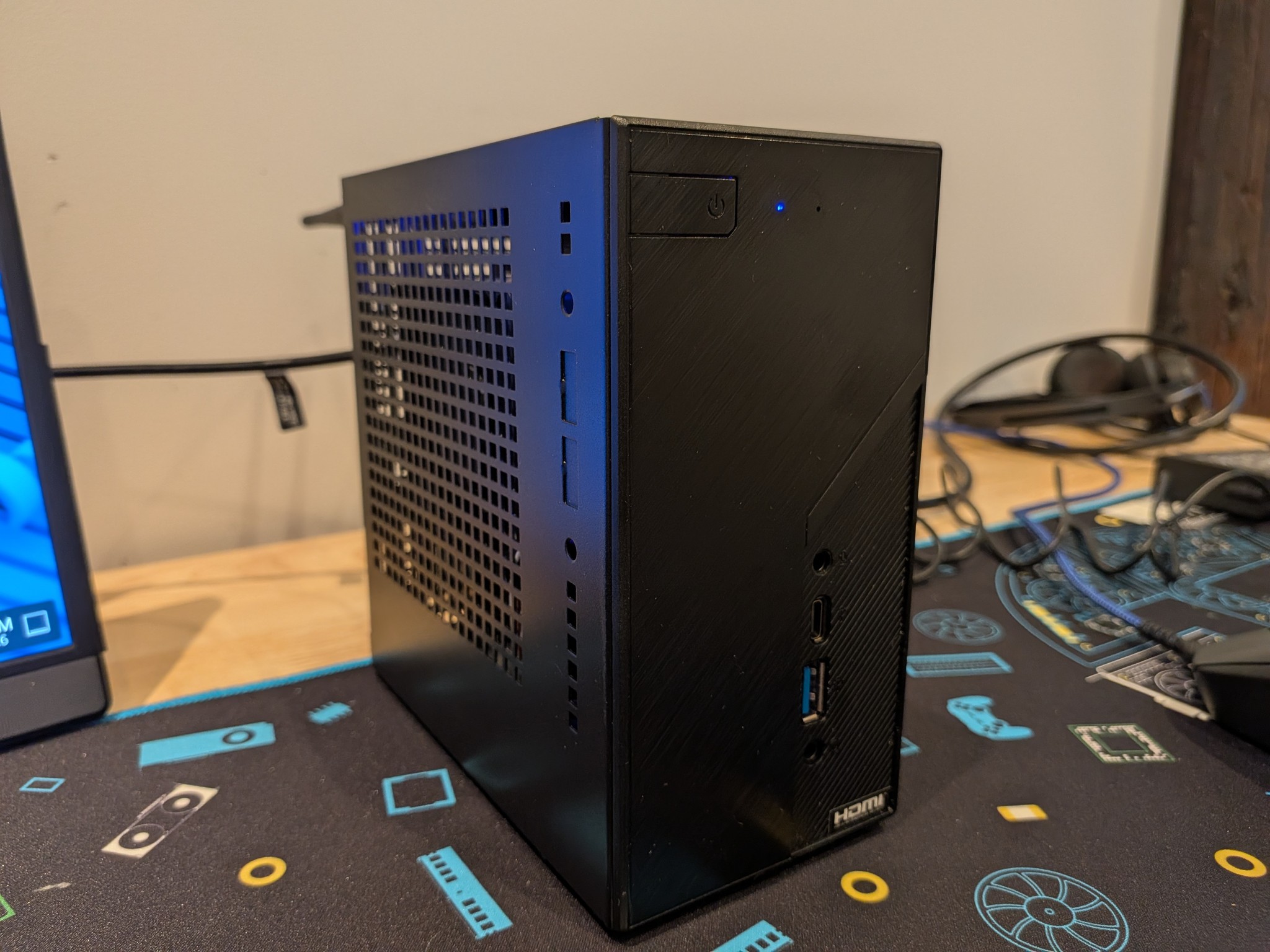 Fun Size Steambox - Ryzen 5 8600G, 32 GB DDR5, 1 TB Gen 4 NVME, SteamOS