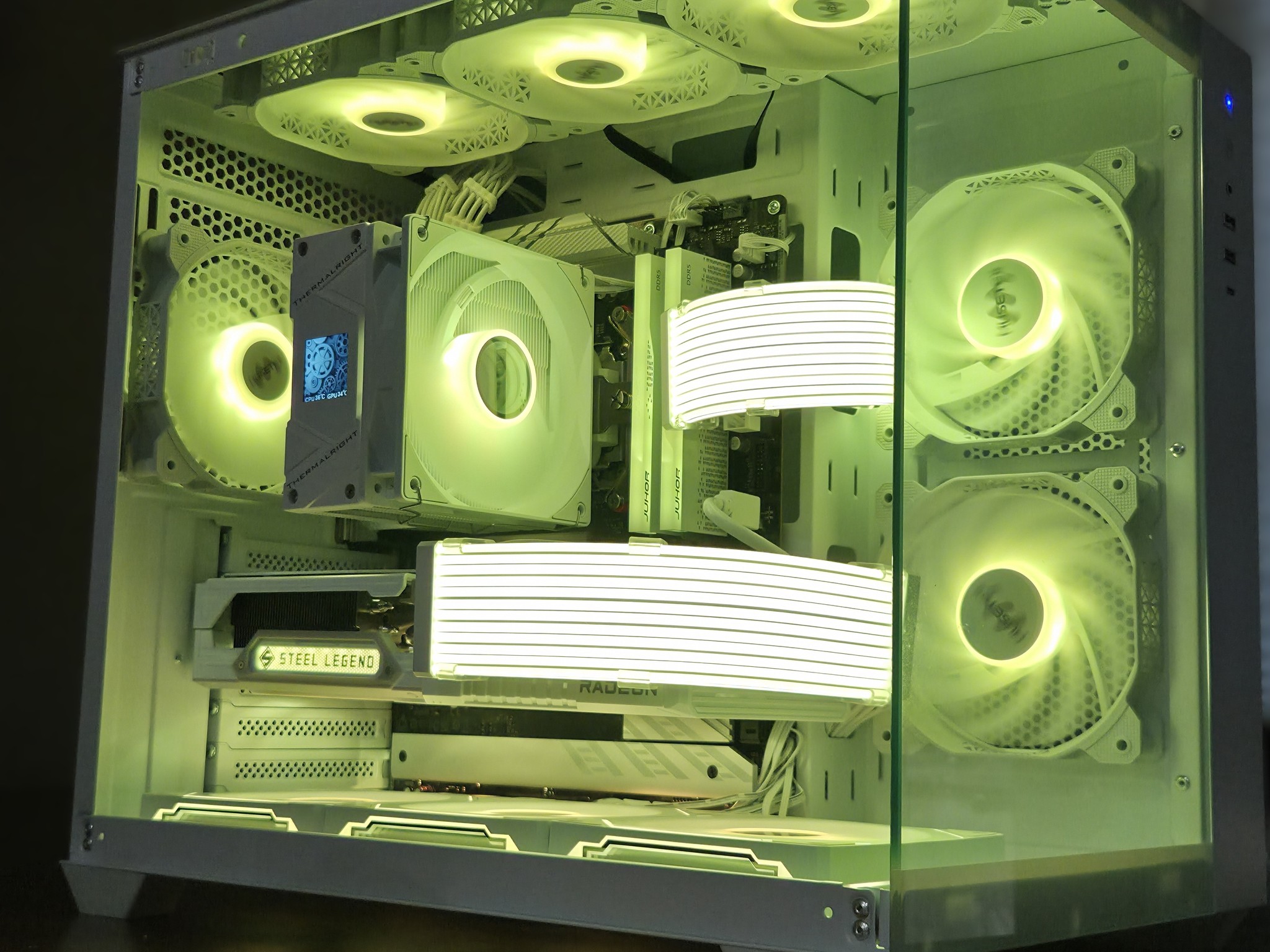 White Spectre! 👻 – Ryzen 5 9600X | RX 9070 XT | 32GB DDR5 6000 | Display on Cooler!