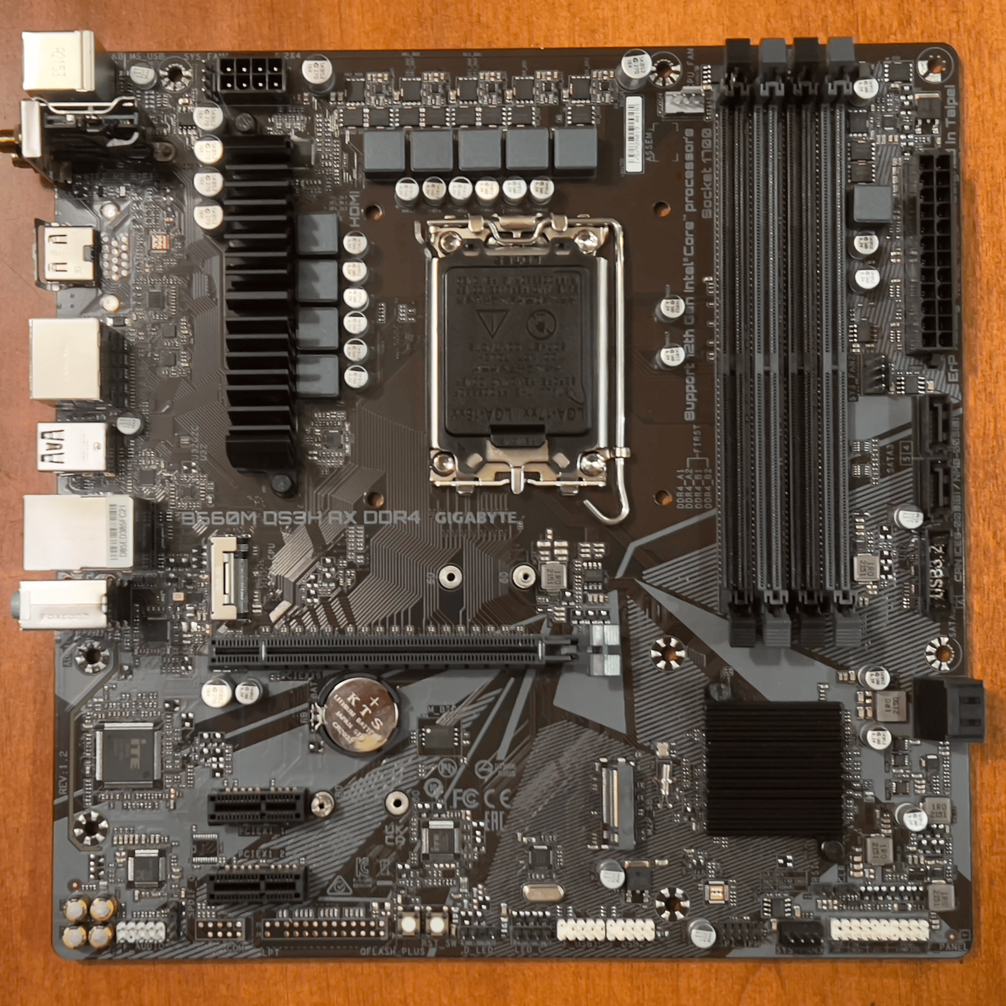 (UNTESTED/REPAIRED BY GIGABYTE) GIGABYTE B660M DS3H AX DDR4 (MISSING ANTENNA and M.2 heatsink)