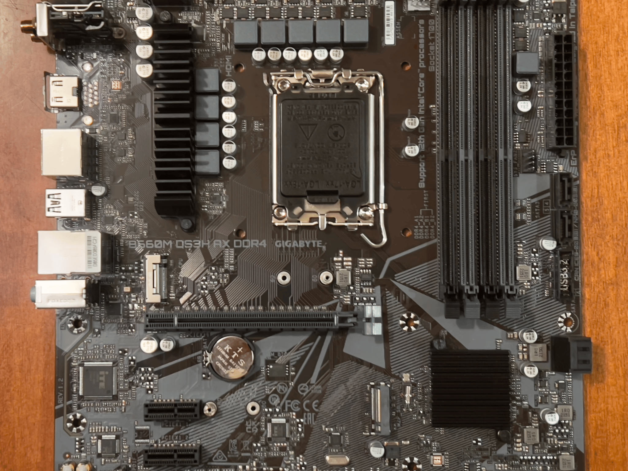 (UNTESTED/REPAIRED BY GIGABYTE) GIGABYTE B660M DS3H AX DDR4 (MISSING ANTENNA and M.2 heatsink)