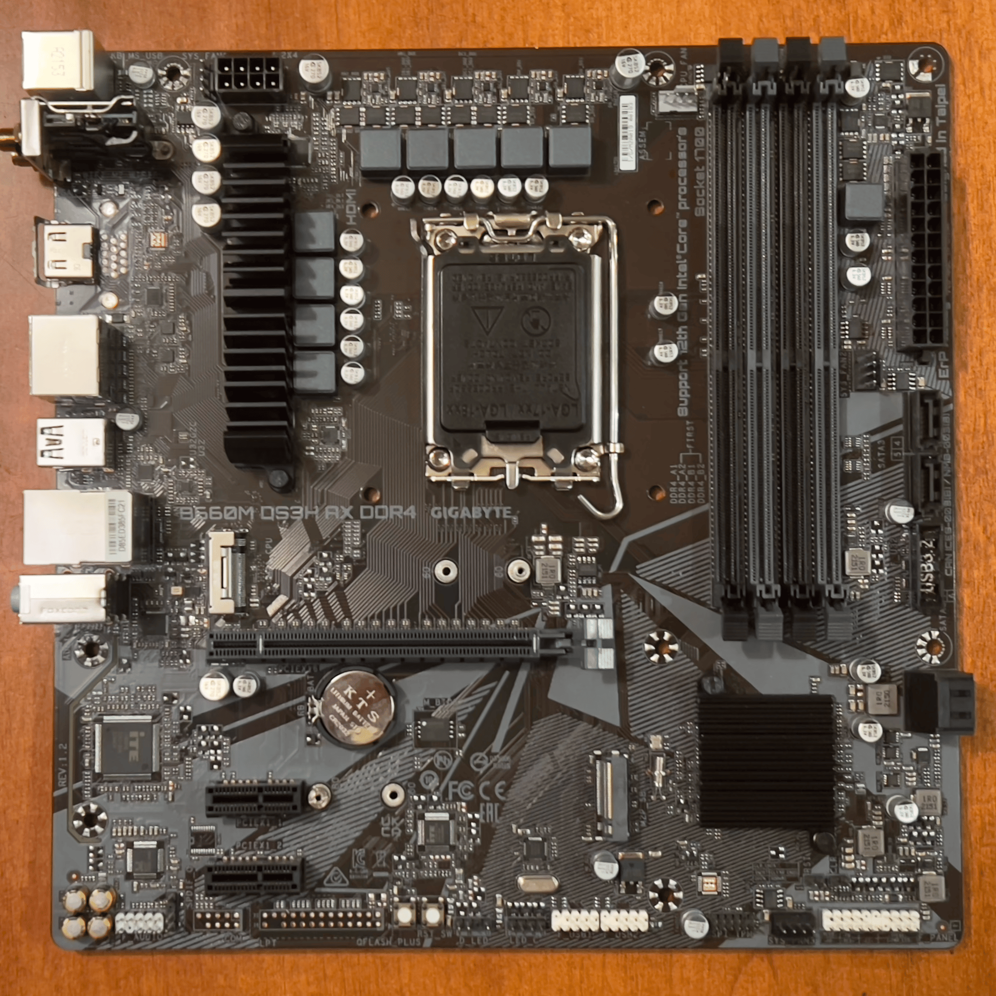 (UNTESTED/REPAIRED BY GIGABYTE) GIGABYTE B660M DS3H AX DDR4 (MISSING ANTENNA and M.2 heatsink)