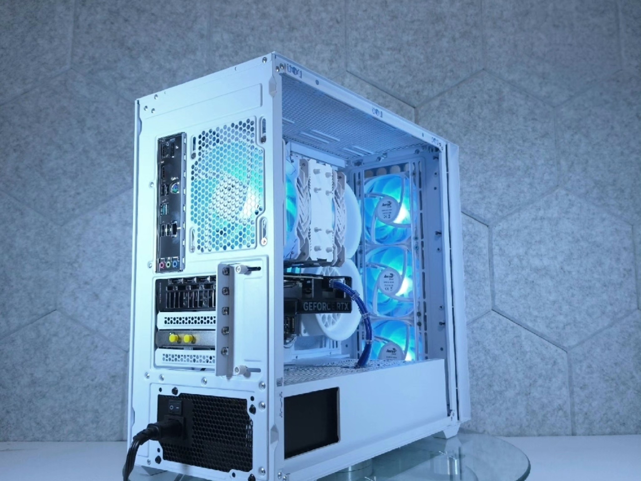 ASUS RTX 4070 💙 Core i7 14700F