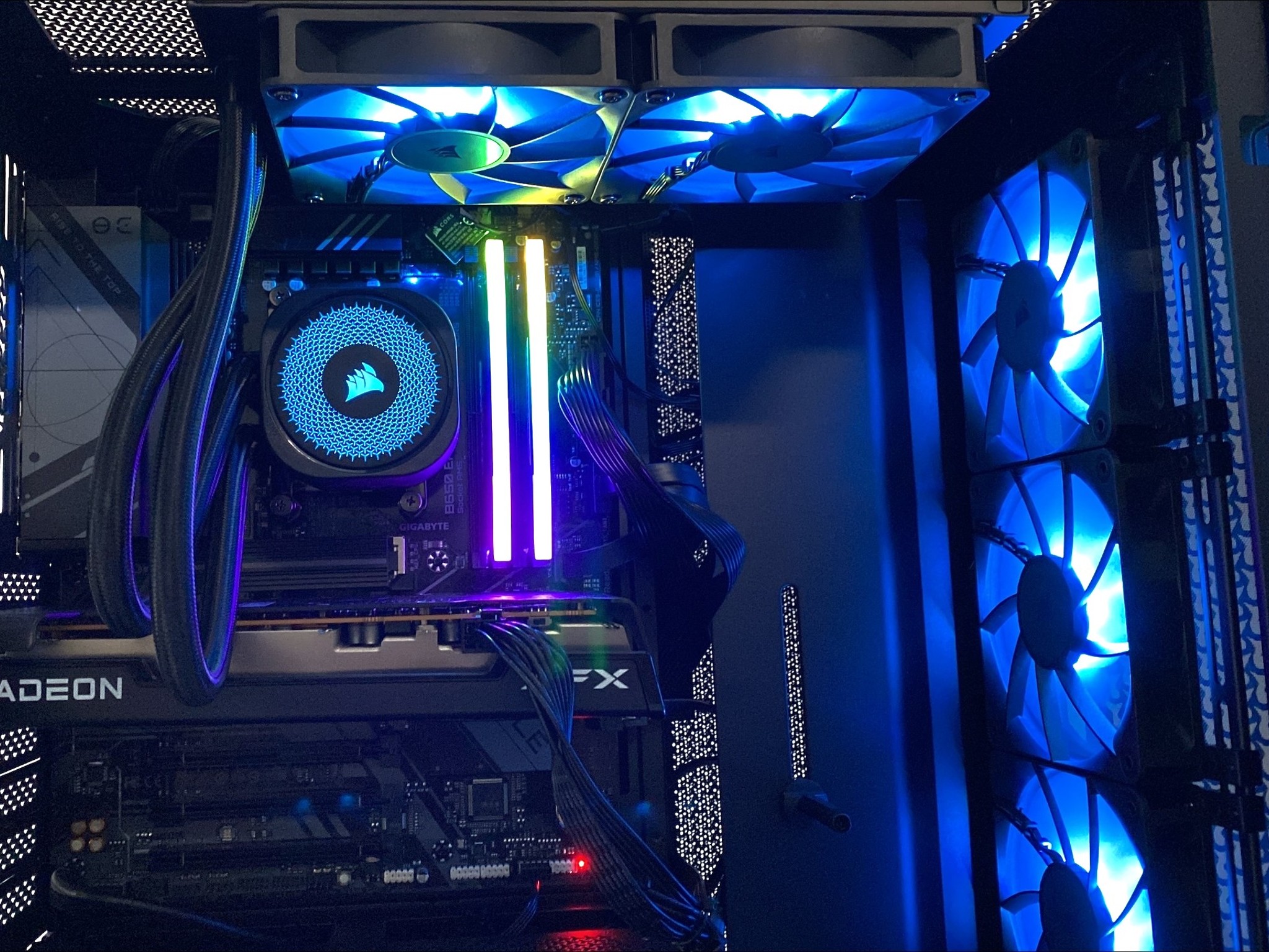 UTAR Custom Gaming PC - Ryzen 7 9700X/Radeon RX 7600