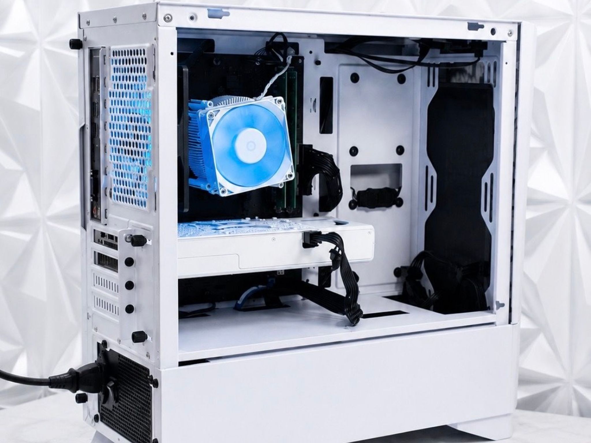 Custom White Gaming PC Build RX 570