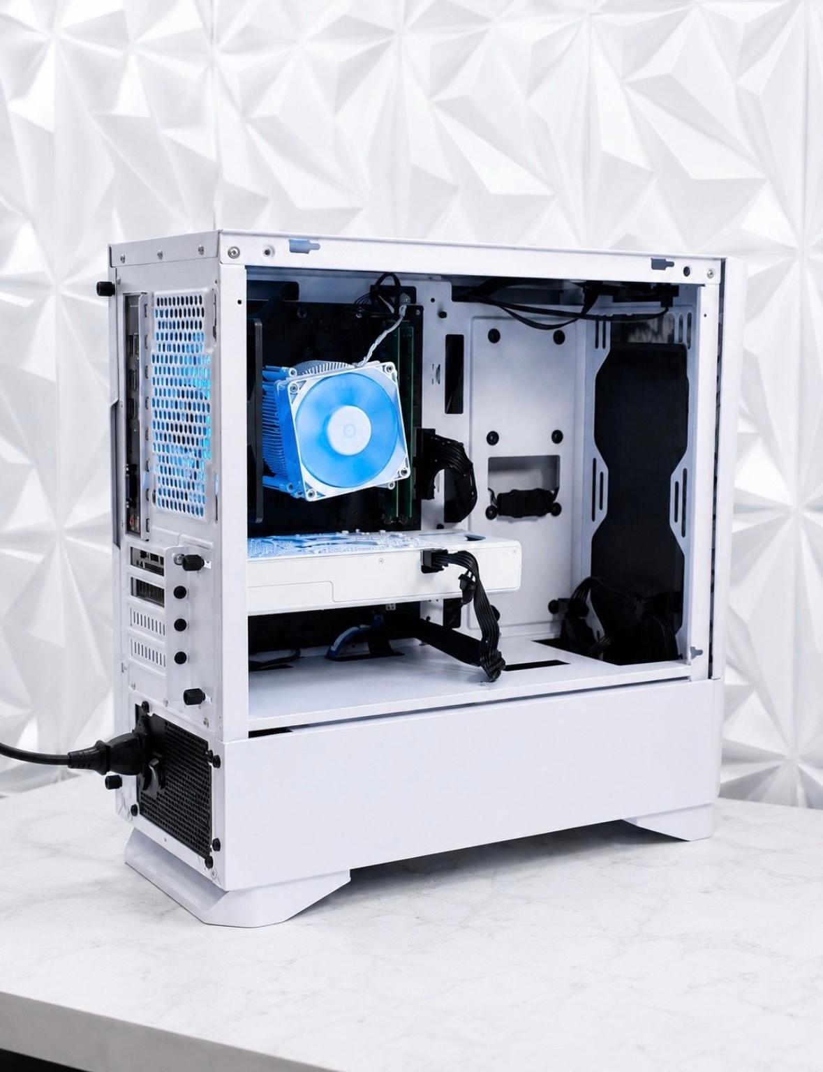 Custom White Gaming PC Build RX 570