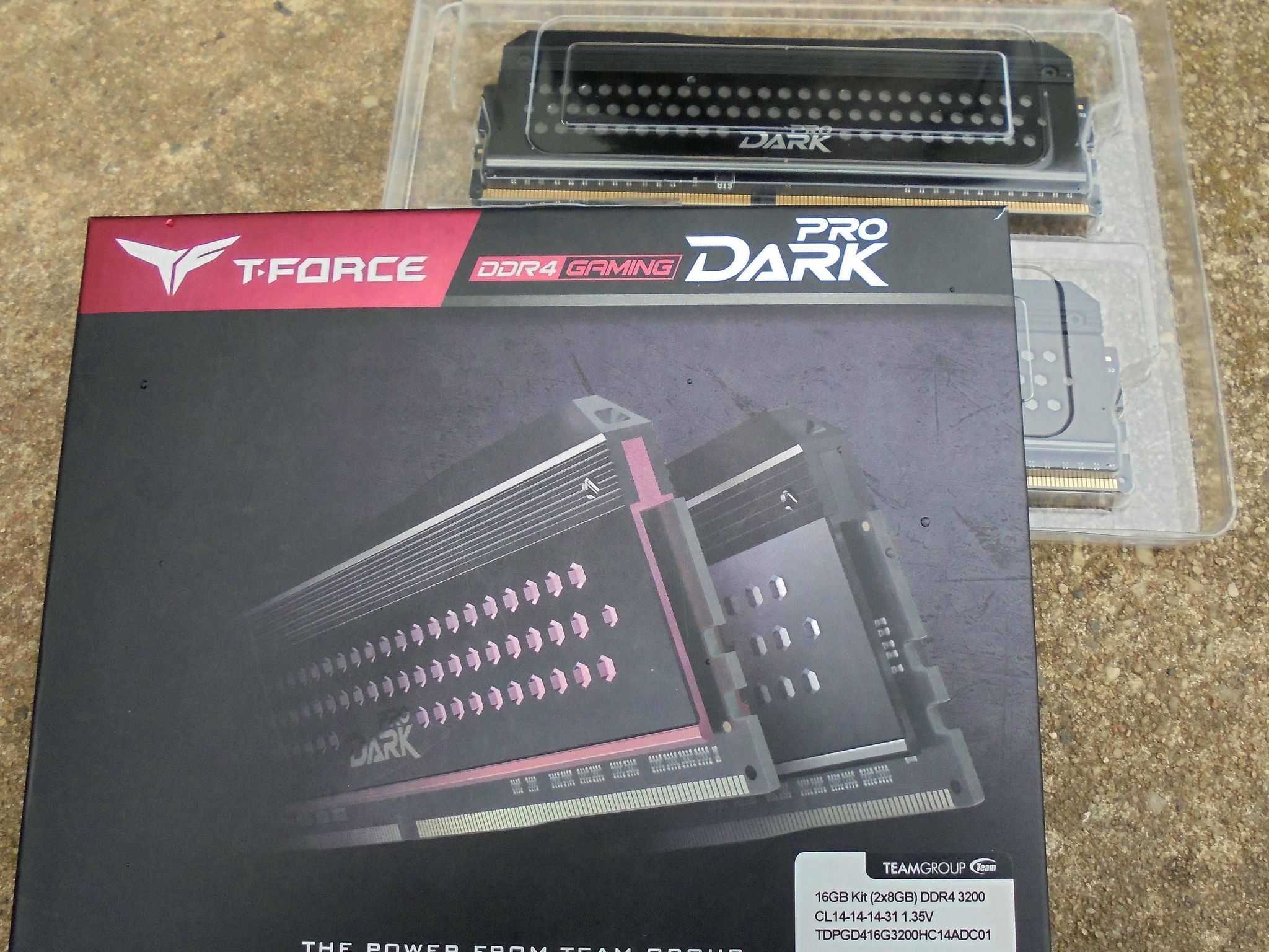 Team Group T-Force Dark Pro Gaming 16GB (2x8GB) DDR4 3200 CL14
