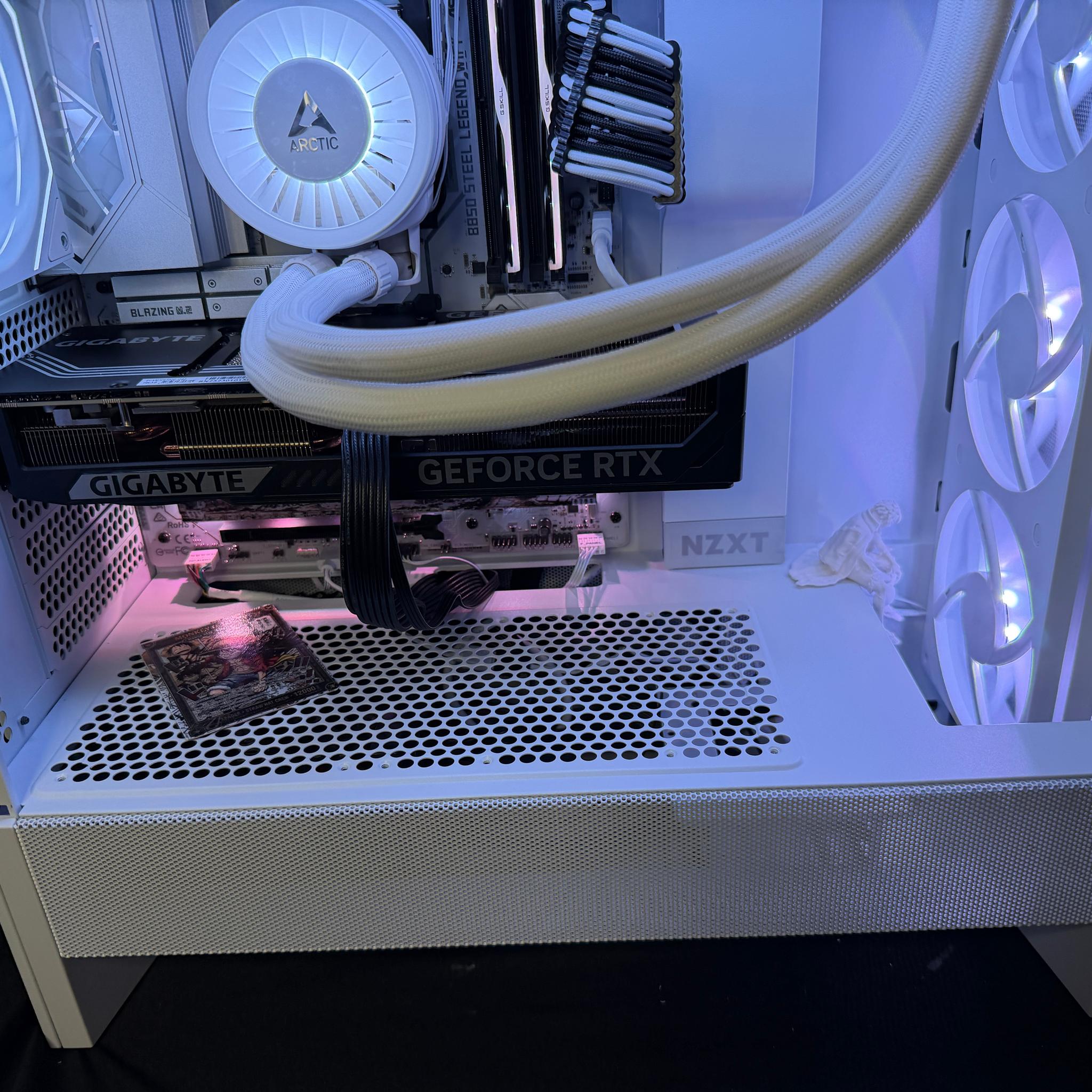 👑📖 MANGA KING 📖👑 Ryzen 9 7900X| RTX 5070| 32 GB DDR5 7200MHz| 2.75 TB NVMe| 850W Gold PSU