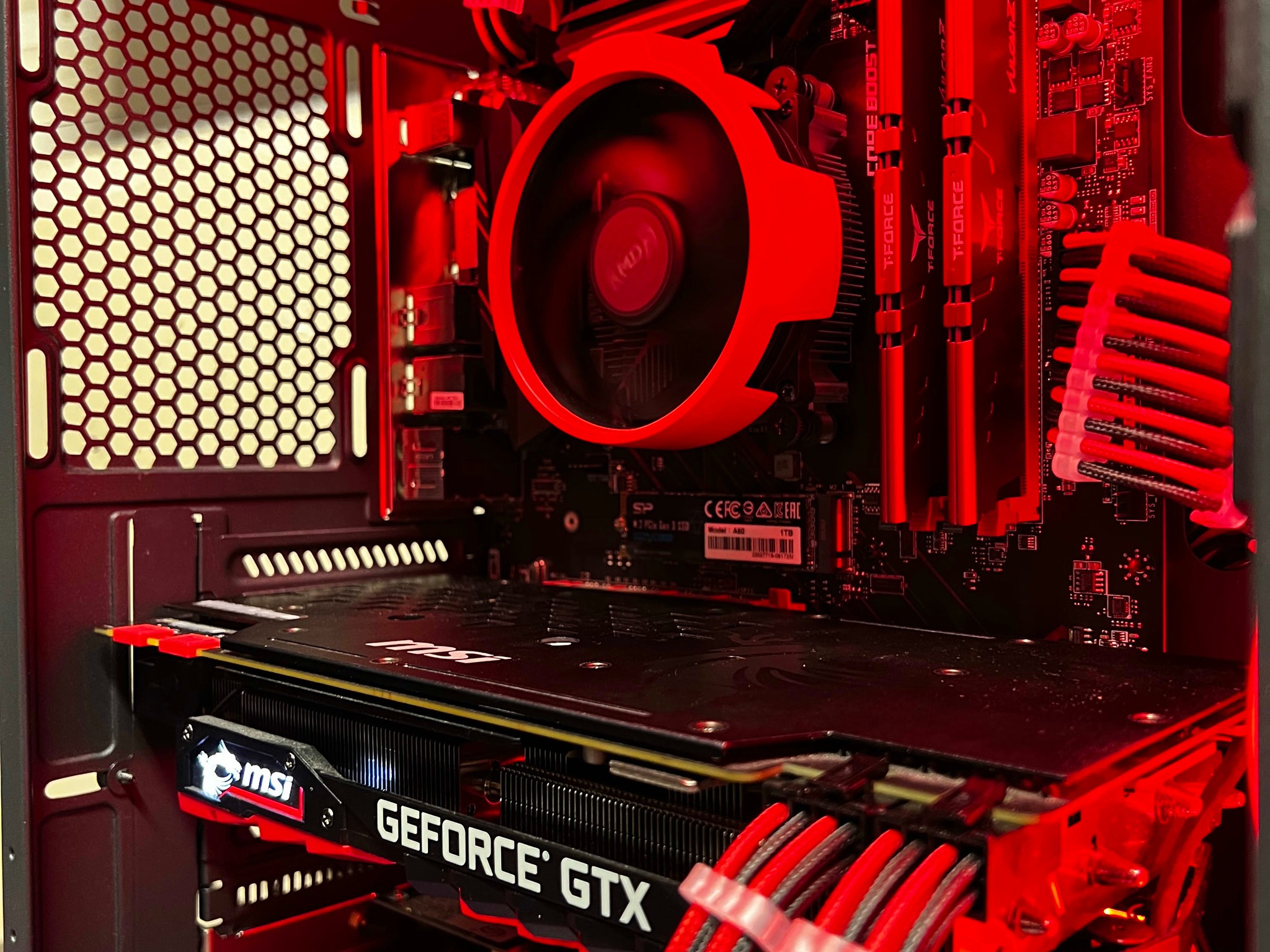 Hades || Ryzen 5 2600 + GTX 1080 Ti 