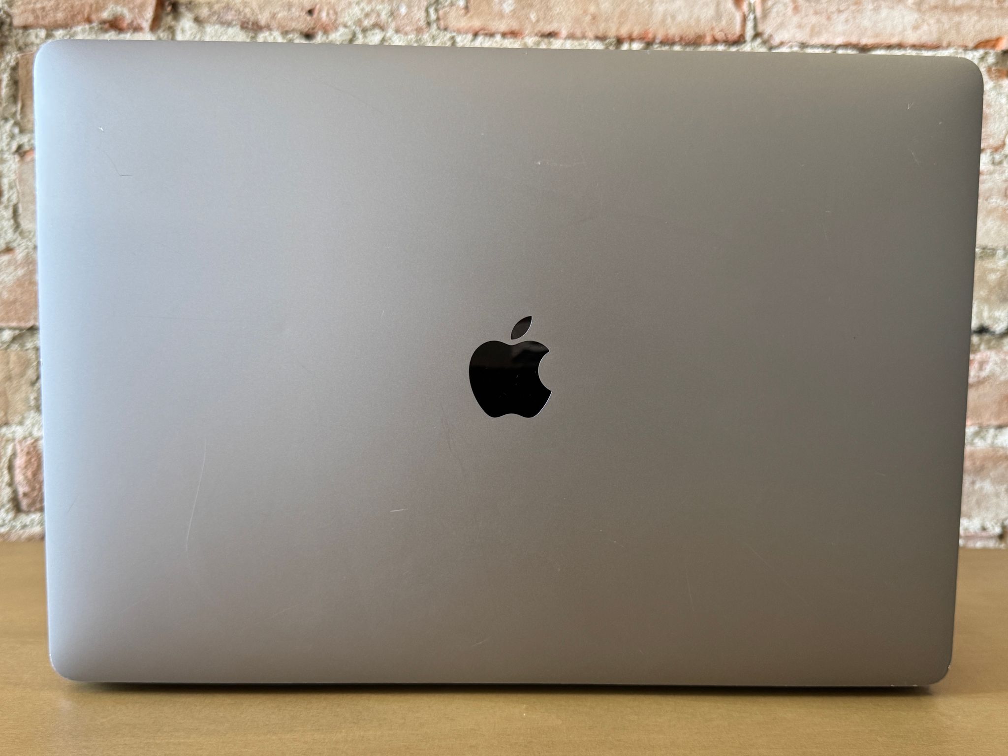 Apple MacBook Pro 15" (2018) Intel Core i7, 16GB Memory, AMD Radeon Pro 555X, 250GB SSD - Space Gray