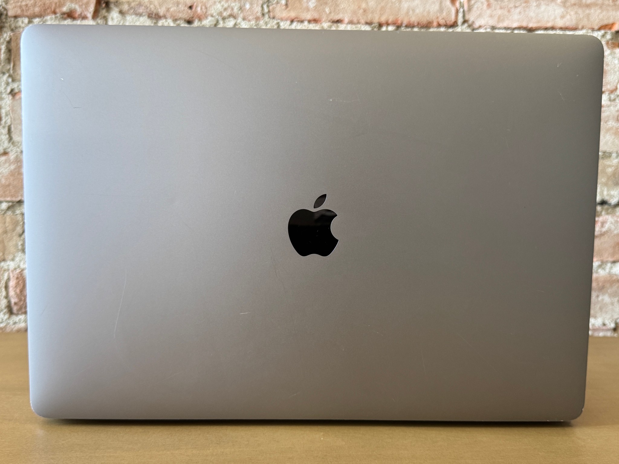 Apple MacBook Pro 15" (2018) Intel Core i7, 16GB Memory, AMD Radeon Pro 555X, 250GB SSD - Space Gray