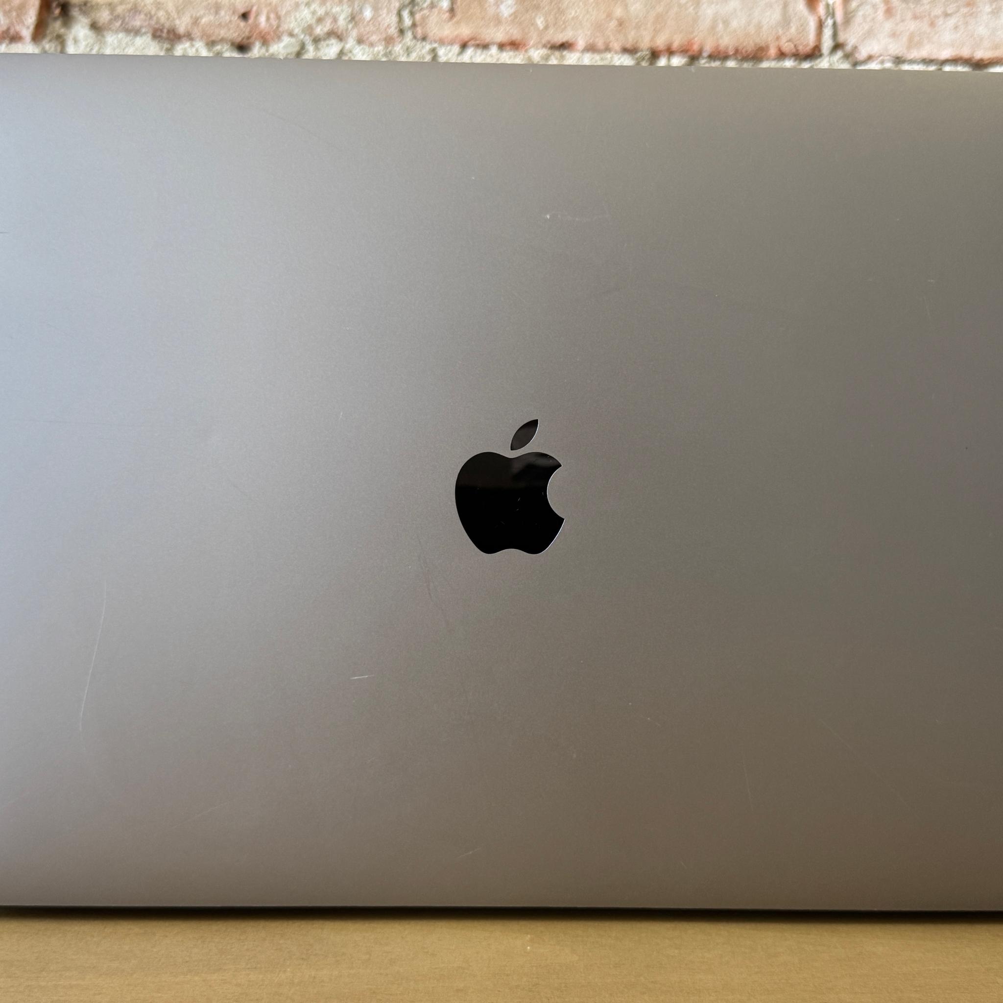 Apple MacBook Pro 15" (2018) Intel Core i7, 16GB Memory, AMD Radeon Pro 555X, 250GB SSD - Space Gray