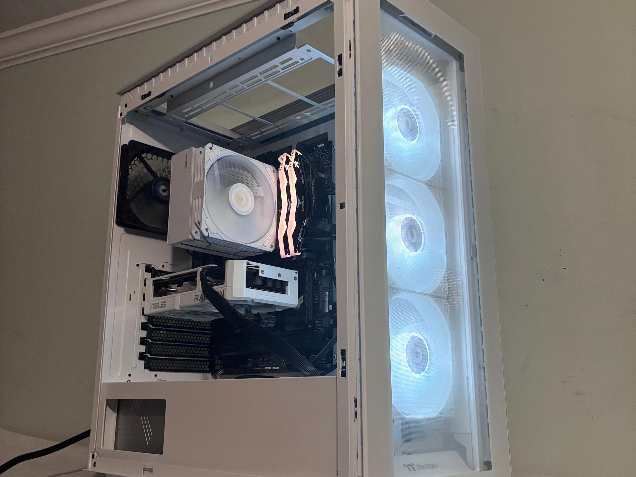 WHITE AM5 GAMING PC 7500F,9060XT 16G, 1TB NVME,1TB SSHD,1TB HDD