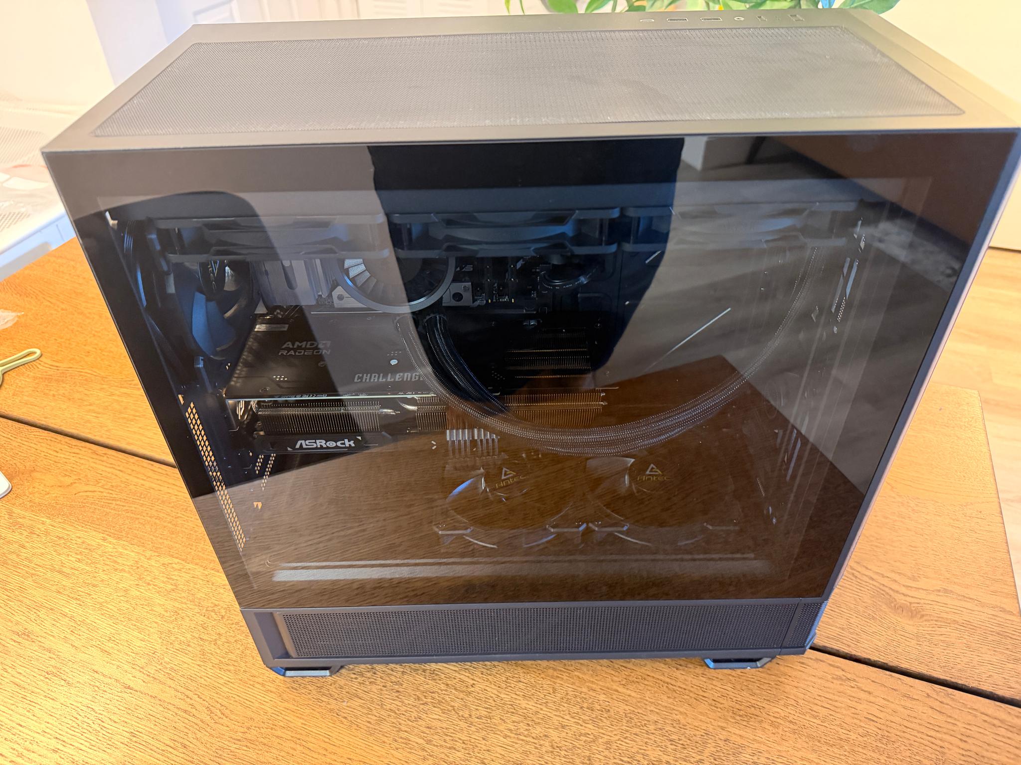 The Dark Knight – Sleeper High-End Gaming PC | 9850X3D | RX 9070 XT | WiFi 7 | No RGB