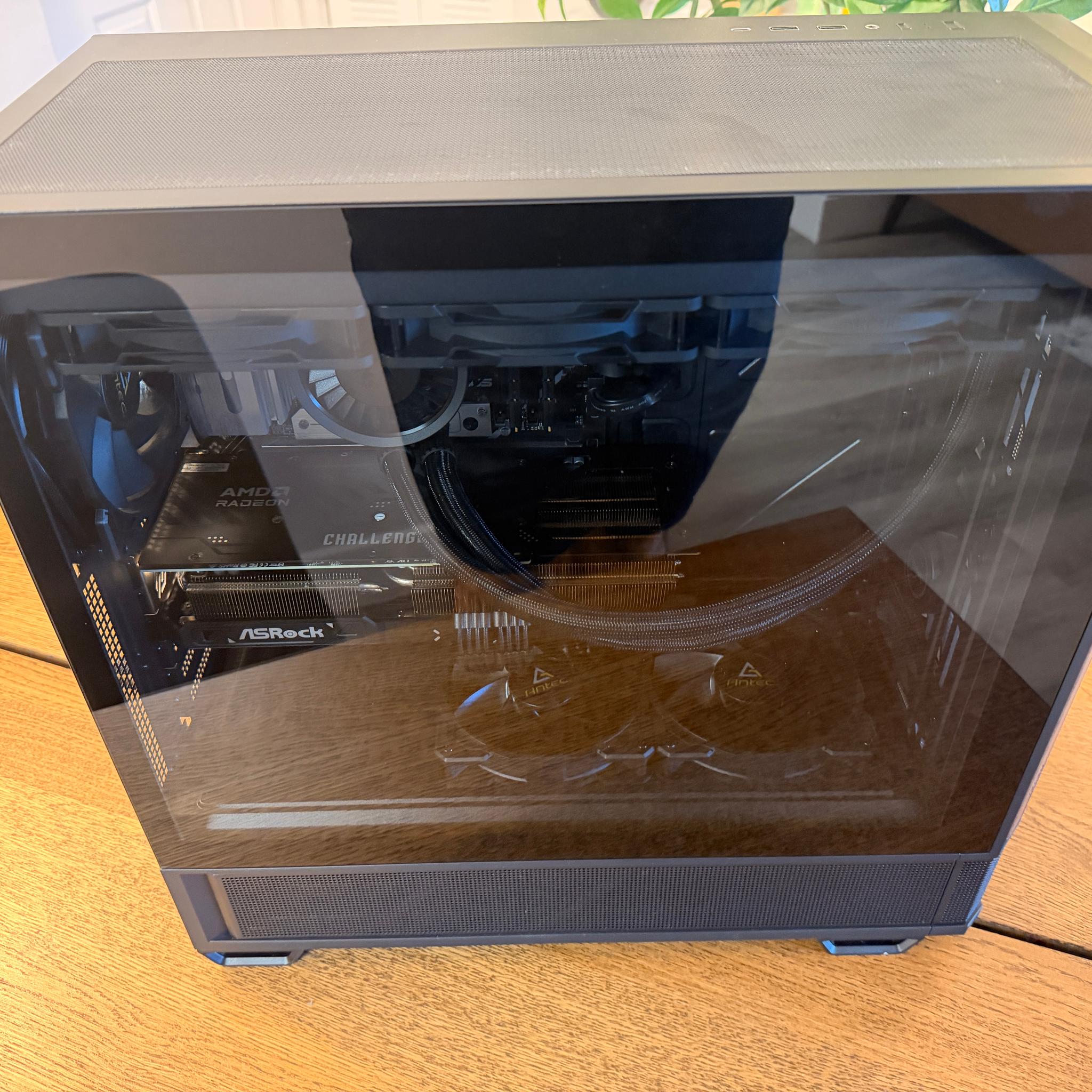 The Dark Knight – Sleeper High-End Gaming PC | 9850X3D | RX 9070 XT | WiFi 7 | No RGB
