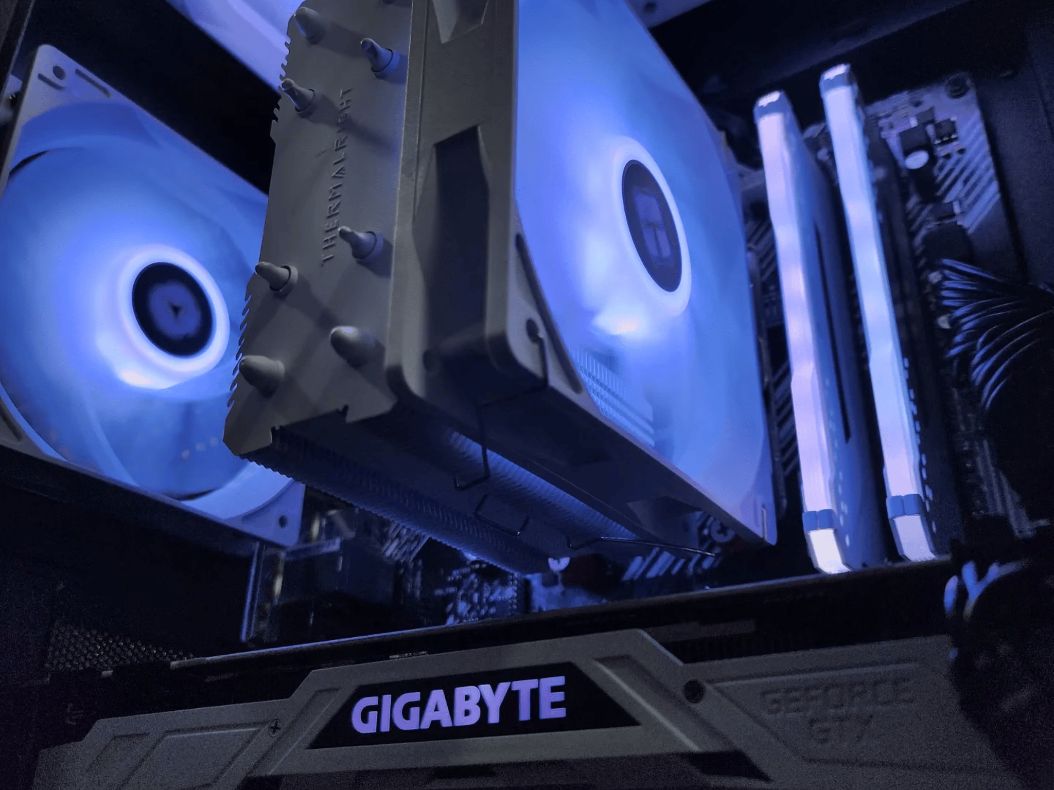 🤍🖤🤍 Gigabyte GeForce GTX 1080Ti 11GB // AMD Ryzen 7 2700X // Corsair Vengeance 16GB 2666MHz