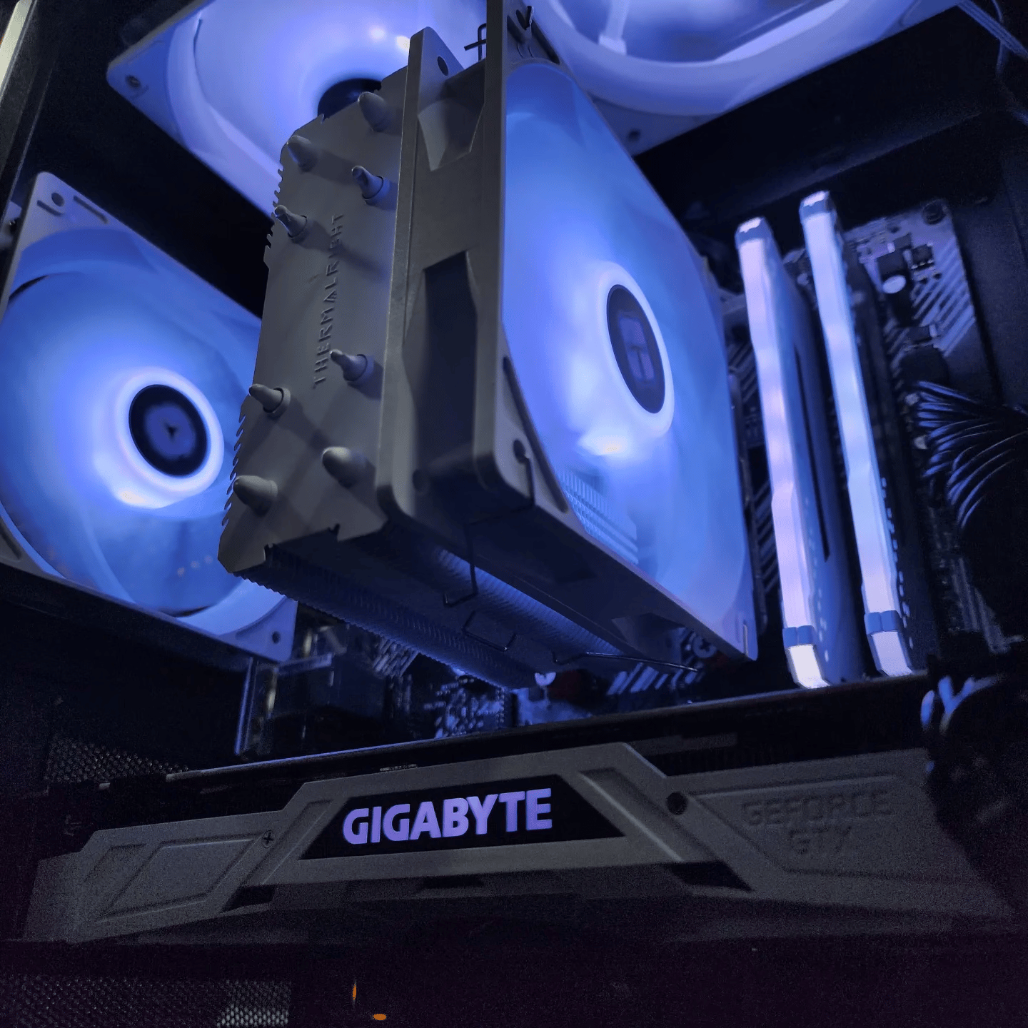 🤍🖤🤍 Gigabyte GeForce GTX 1080Ti 11GB // AMD Ryzen 7 2700X // Corsair Vengeance 16GB 2666MHz