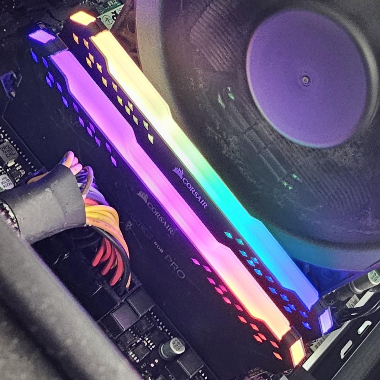 32GB DDR4 (2x16GB) CL18 3600MT/s Corsair Vengeance RGB PRO