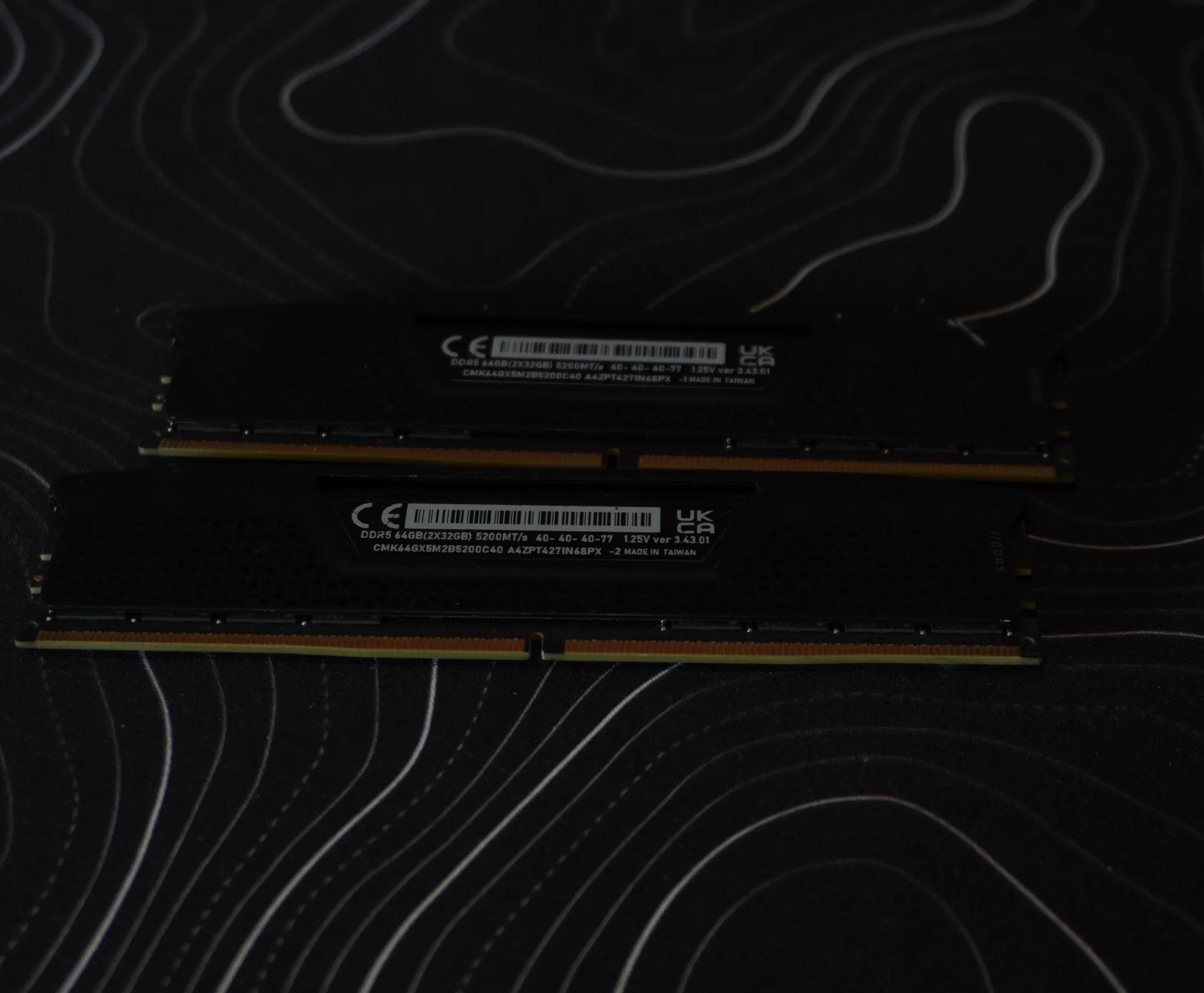 CORSAIR VENGEANCE DDR5 RAM 64GB (2x32GB) 5200MHz CL40-40-40-77