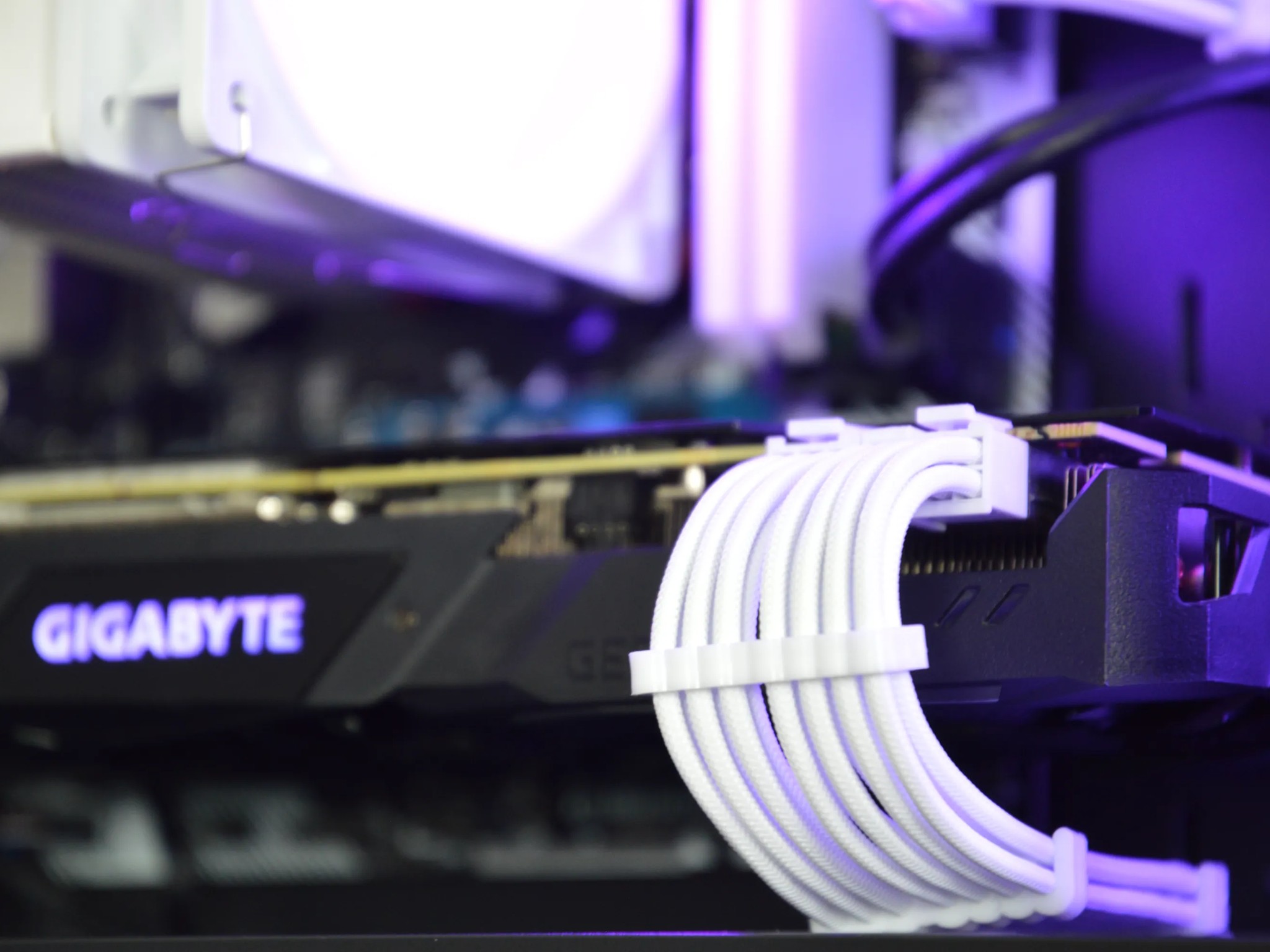 ⚪⚫| RTX 2080 8GB | RYZEN 5 5500 | 32GB DDR4 RAM | 1TB NVME SSD | The Divider |