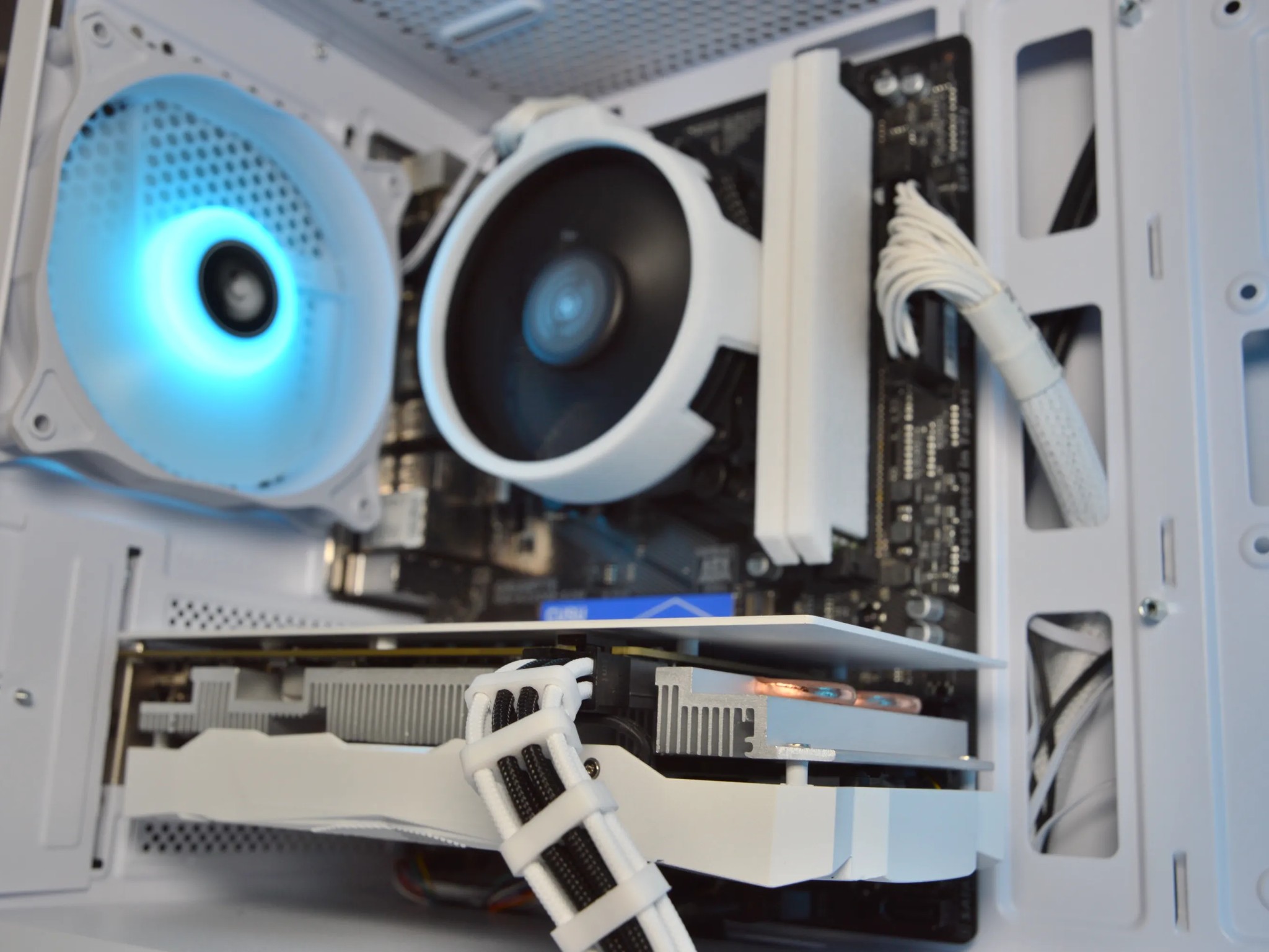 🌨️🌨️| RTX 2060 SUPER 6GB | RYZEN 5 3600 | 16GB DDR4 RAM | 1TB NVME SSD | Blizzard Box 2.0 |