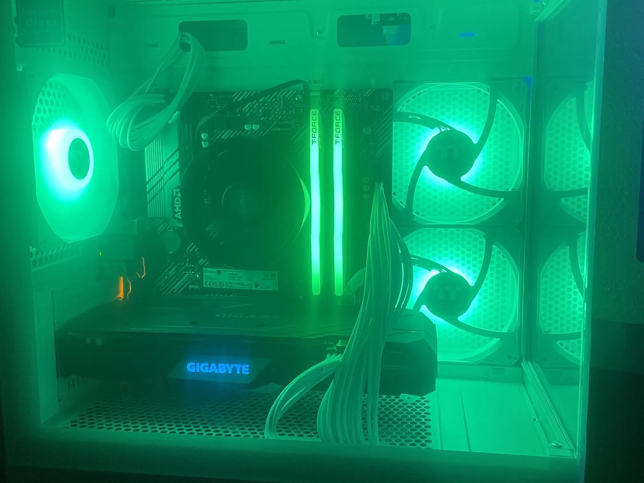GTX 1660 Super & AMD Ryzen 5 5500! All White build