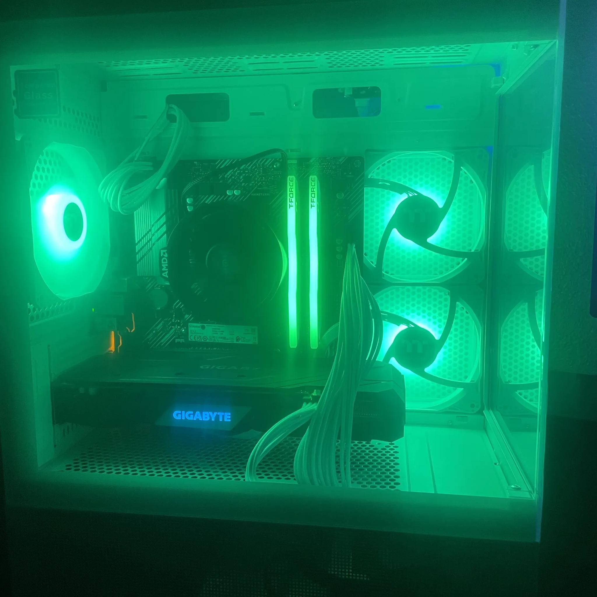 GTX 1660 Super & AMD Ryzen 5 5500! All White build