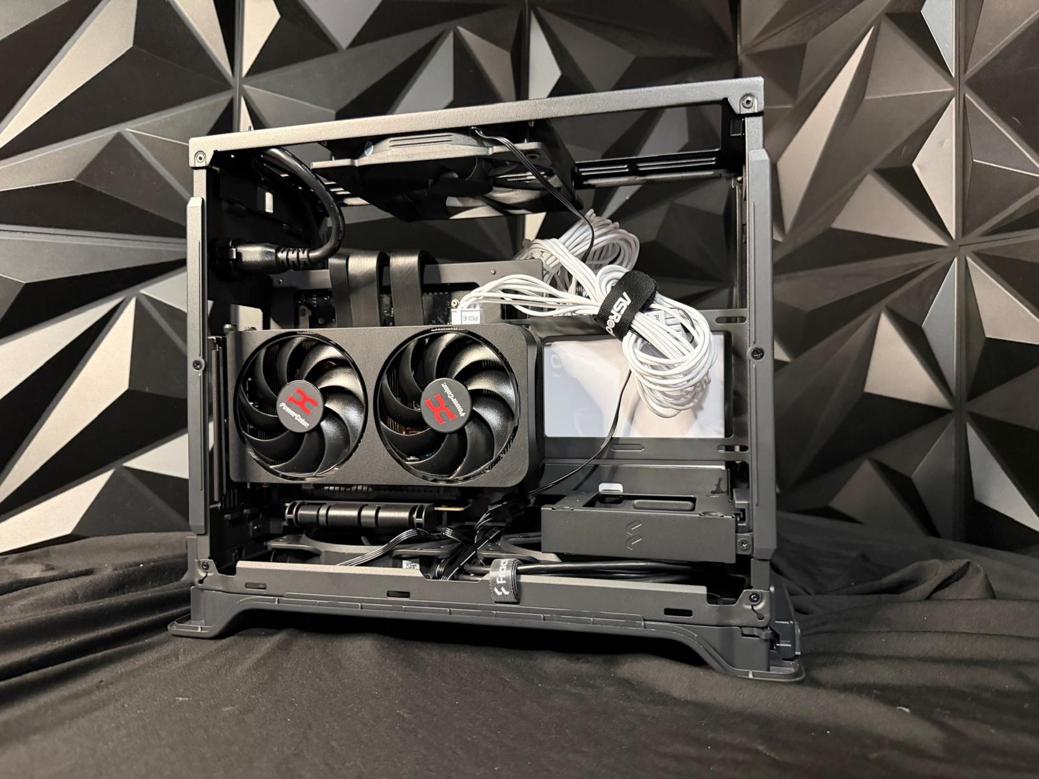 🖤🔥 Charcoal Oak 🌫️🖤 Ryzen 7 7700X| RX 9060XT 16 GB | 32 GB DDR5| 2 TB NVMe| 850W SFX PSU