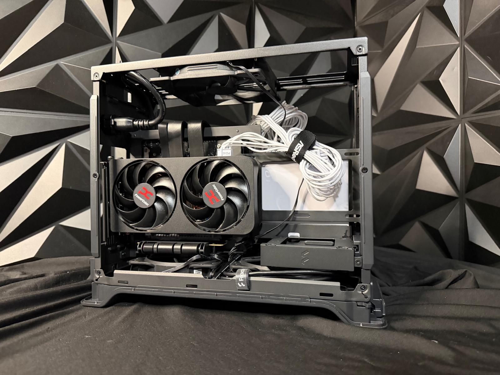 🖤🔥 Charcoal Oak 🌫️🖤 Ryzen 7 7700X| RX 9060XT 16 GB | 32 GB DDR5| 2 TB NVMe| 850W SFX PSU