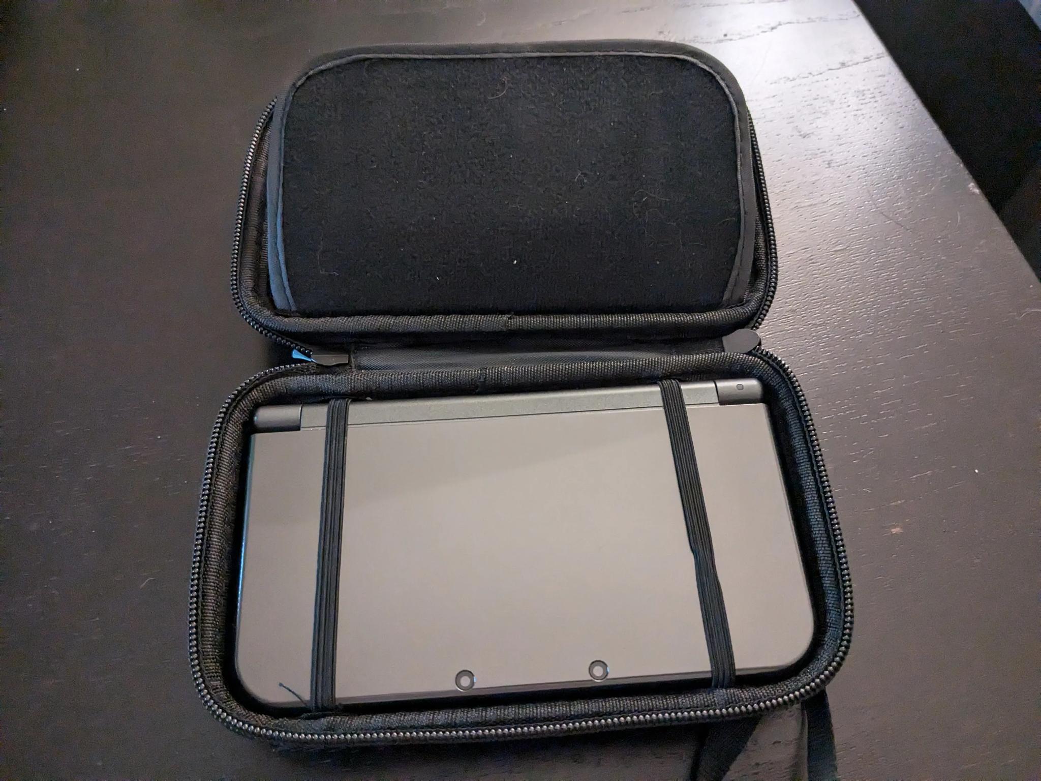 New Nintendo 3DS XL USED w/Case and 4 Games