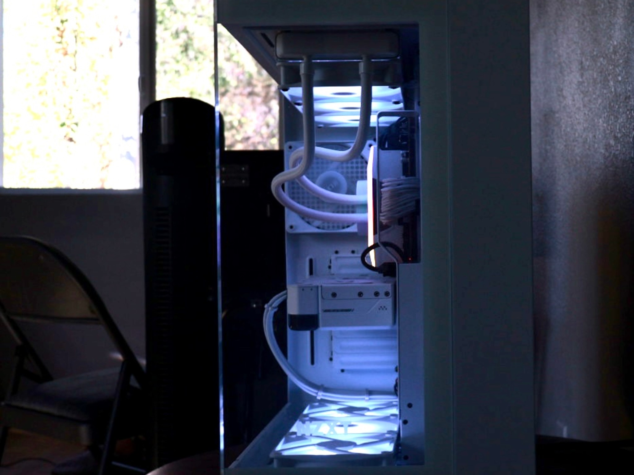 FULL WHITE GAMING PC - RTX 4070 12 GB, Ryzen 7 7800X3D, Liquid Cooling, 4 TB storage, 32 GB RAM