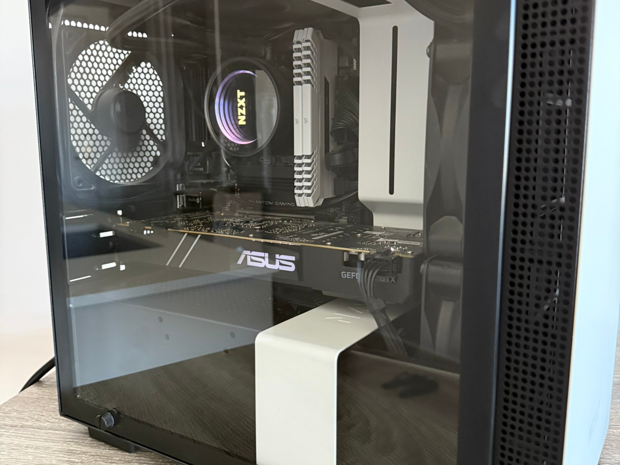 Sleek White Mini Gaming PC: i5-9600K, GTX 1070 Ti, 32GB RAM - Perfect for Esports & Minimalist Setup