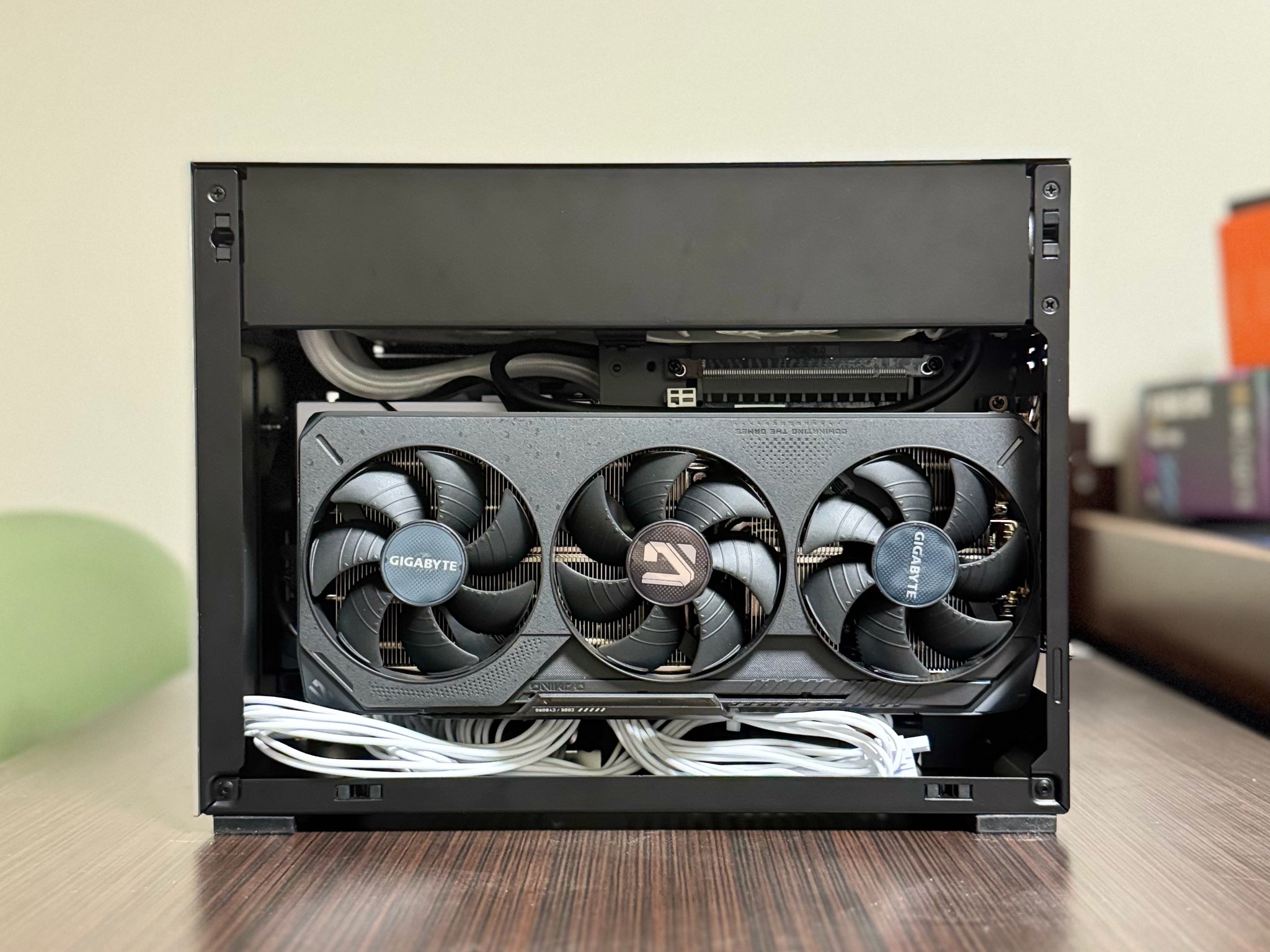 Lian-Li A4-H2O | Ryzen 9 9900X | RX 9070 | 48GB DDR5 (7600 MT/s) | 2x1 TB SSD | 750W Gold SFX PSU