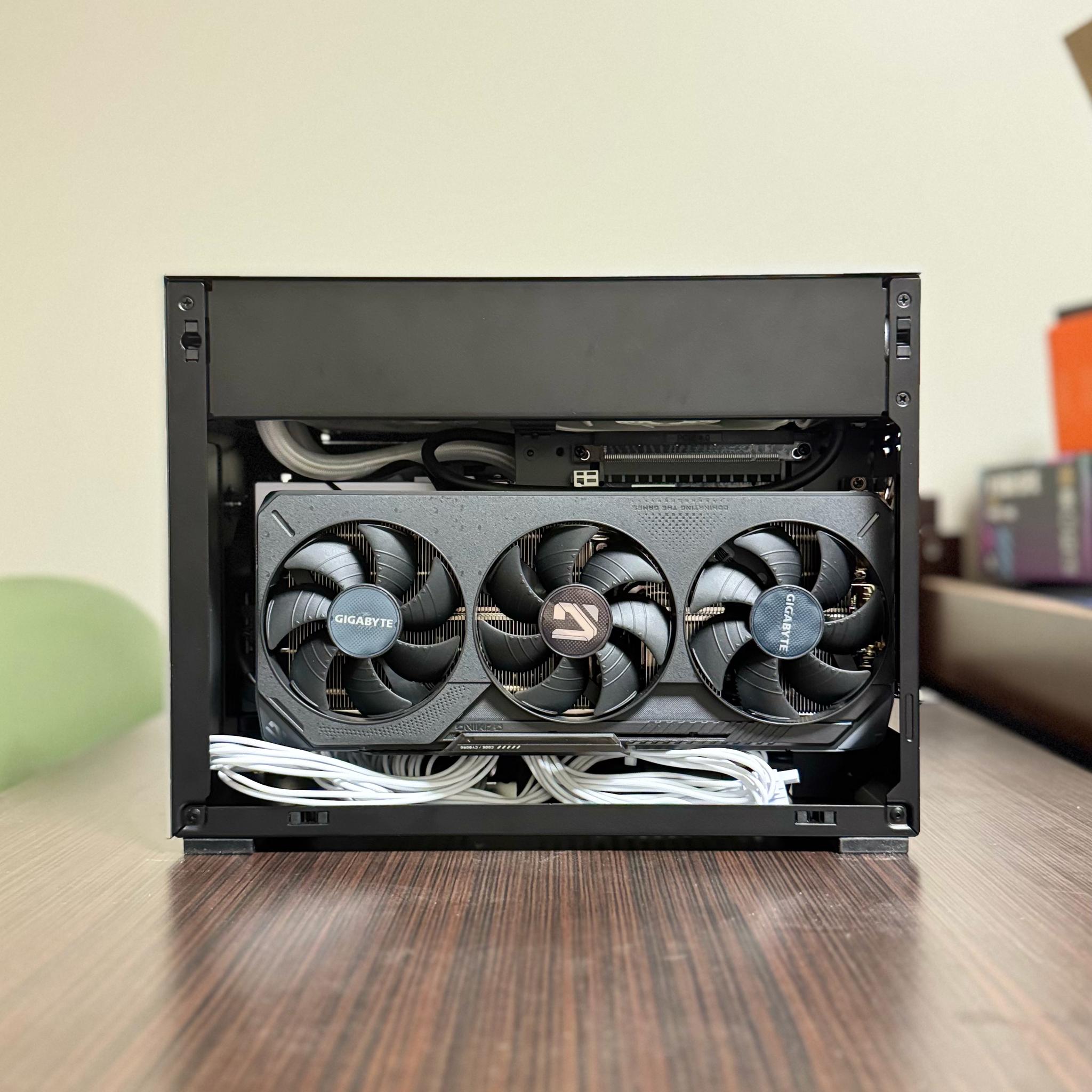 Lian-Li A4-H2O | Ryzen 9 9900X | RX 9070 | 48GB DDR5 (7600 MT/s) | 2x1 TB SSD | 750W Gold SFX PSU