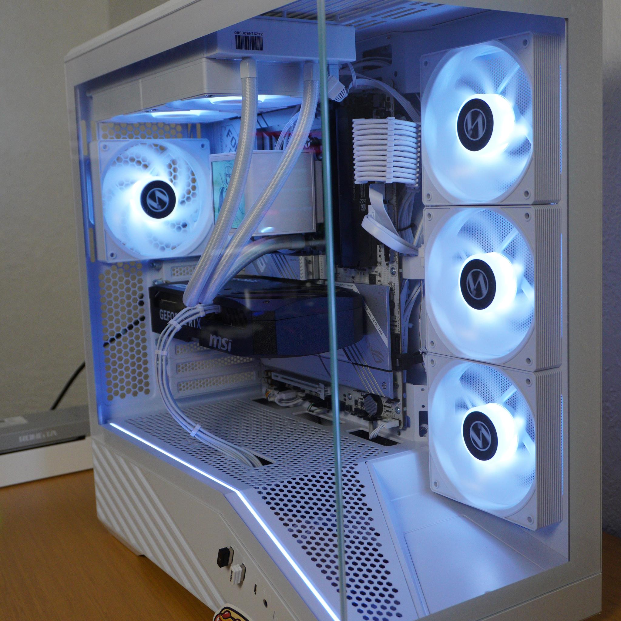 Hakka No Togame | RYZEN 7 7800X3D | RTX 5070 | 1TB NVME - 500GB 2.5 SSD | 32GB DDR5 |Hotdog Sticker|
