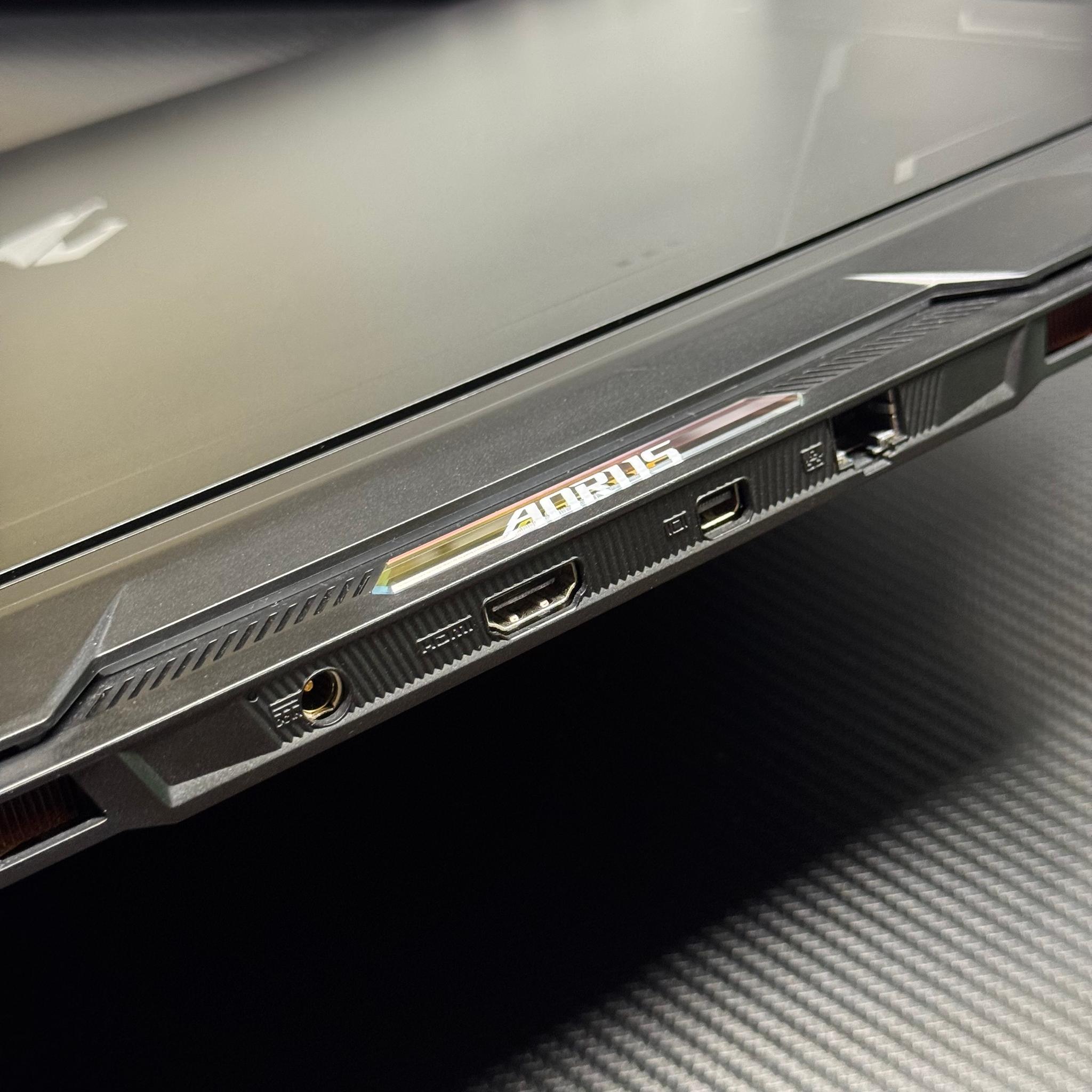 RTX 4080 / i9-14900HX / 32GB DDR5 Ram / 2TB SSD / 240Hz refresh rate