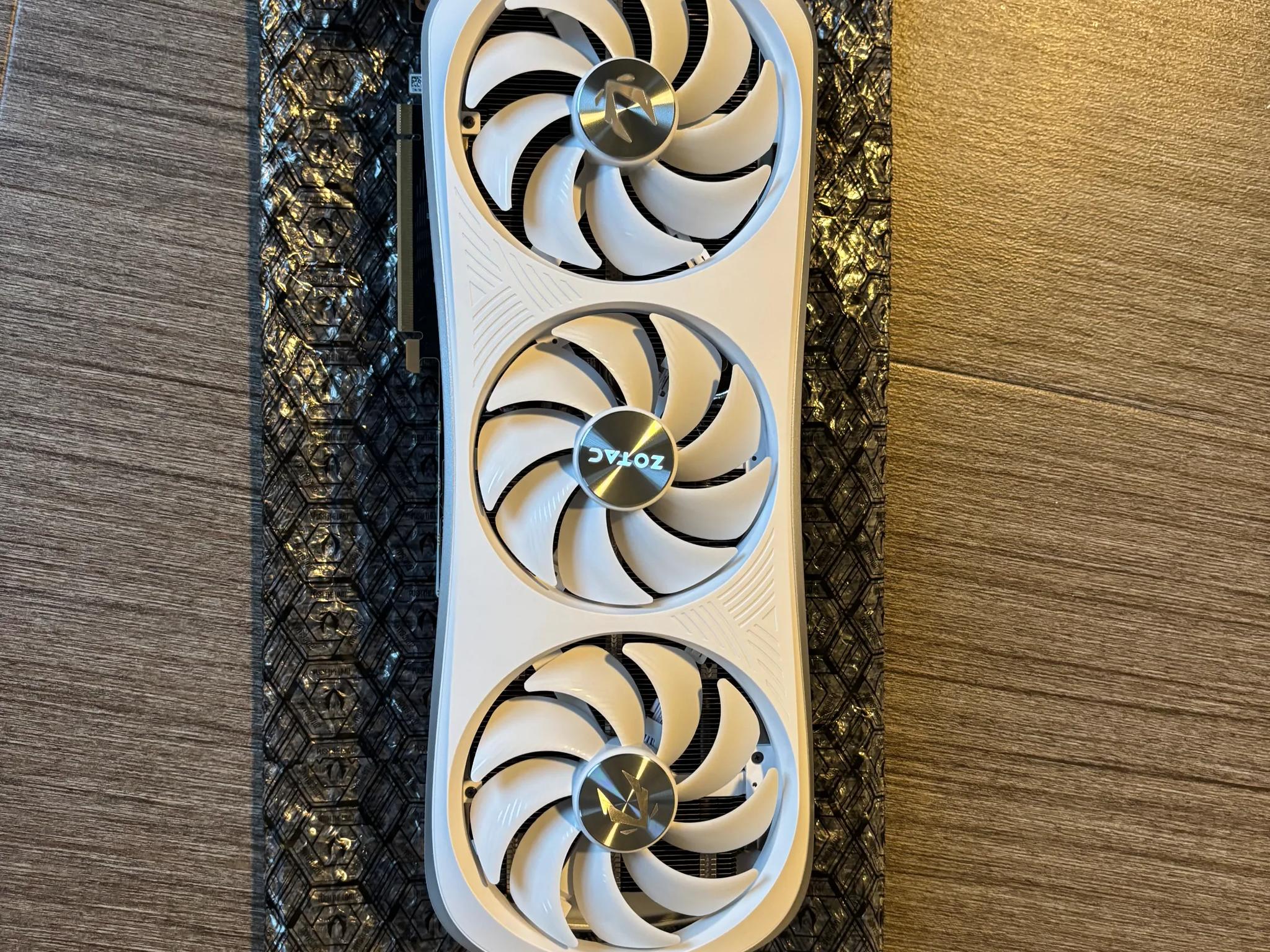 ZOTAC GAMING GeForce RTX 4090 Trinity OC White Edition