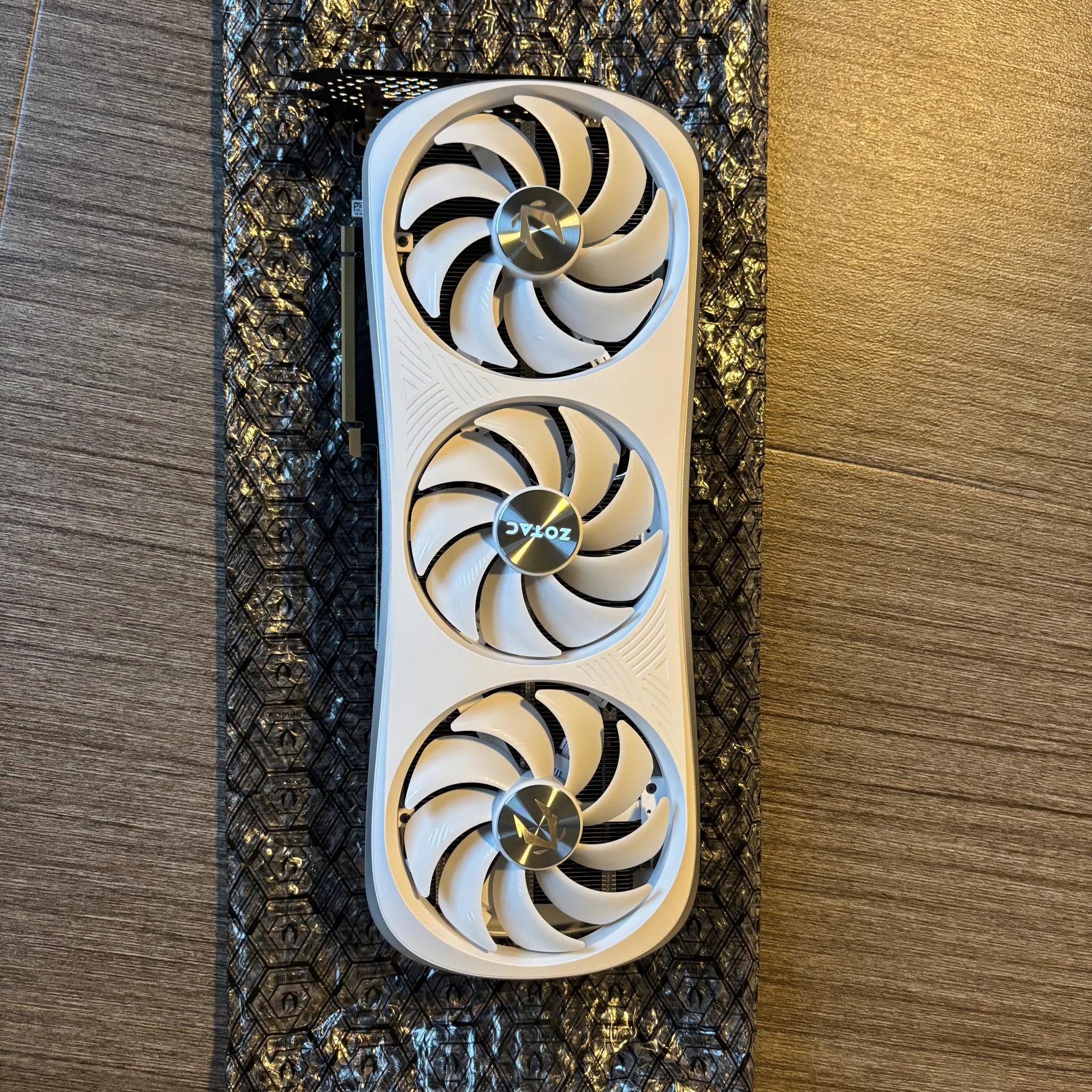 ZOTAC GAMING GeForce RTX 4090 Trinity OC White Edition
