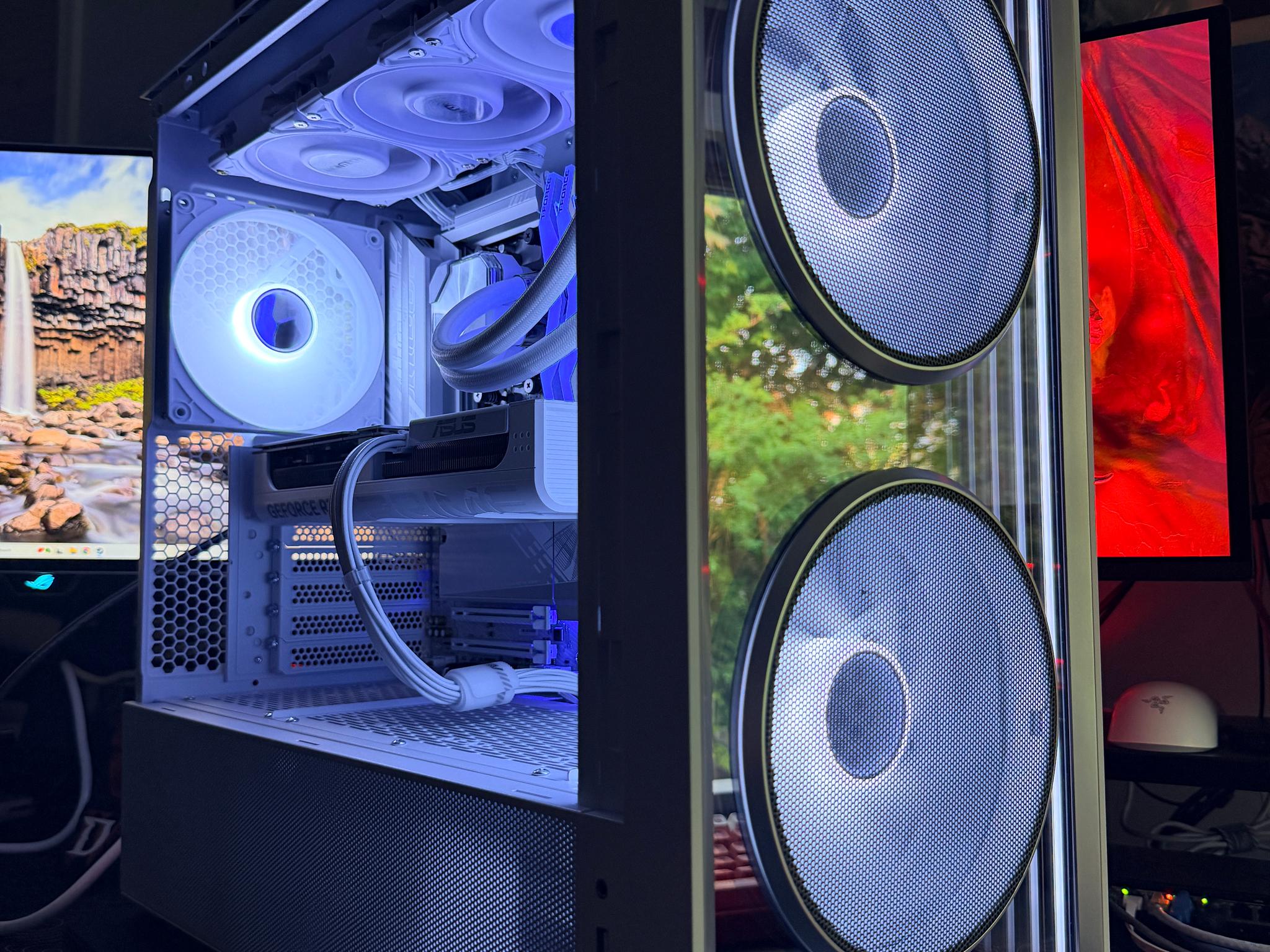 White Gaming PC // Ryzen 7 7800X3D | RTX 5070 | 32GB DDR5