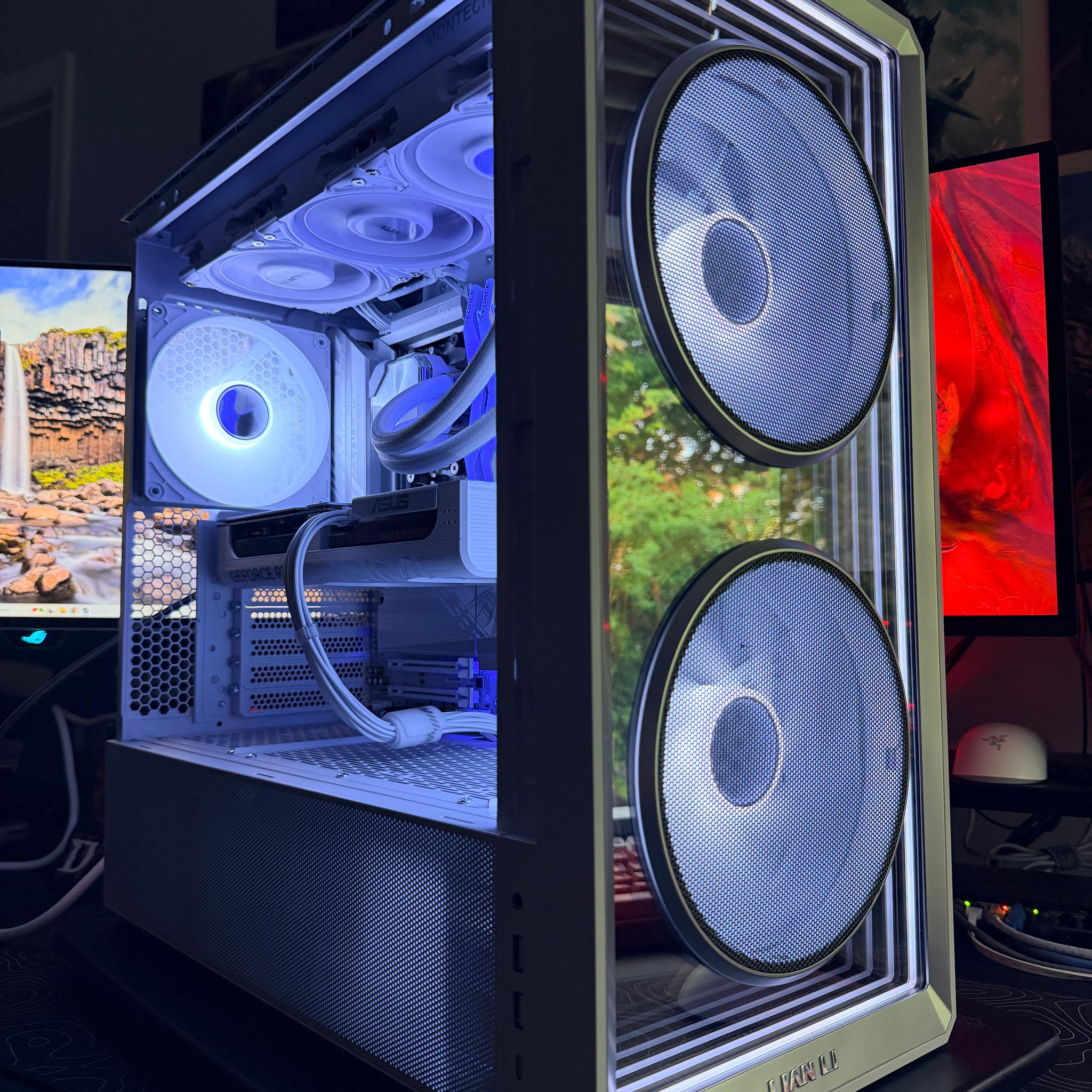 White Gaming PC // Ryzen 7 7800X3D | RTX 5070 | 32GB DDR5