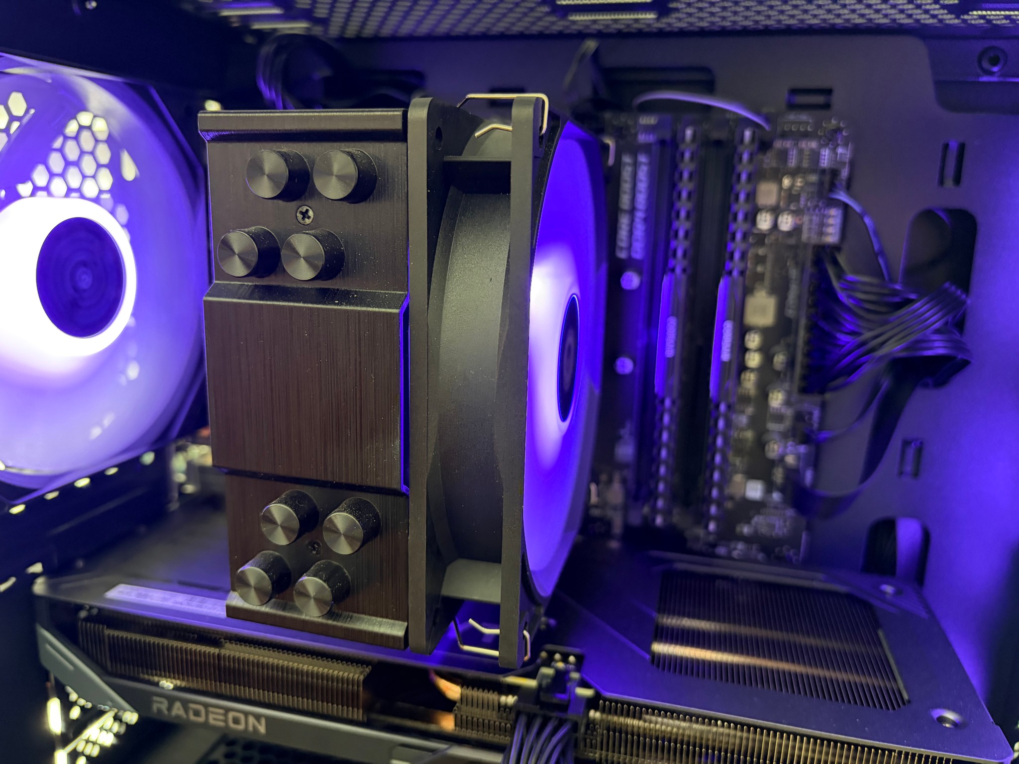 RX 9060 XT 16GB | Ryzen 7 5700X | 32GB RAM | 1.5TB NVMe | Wi-Fi | ARGB