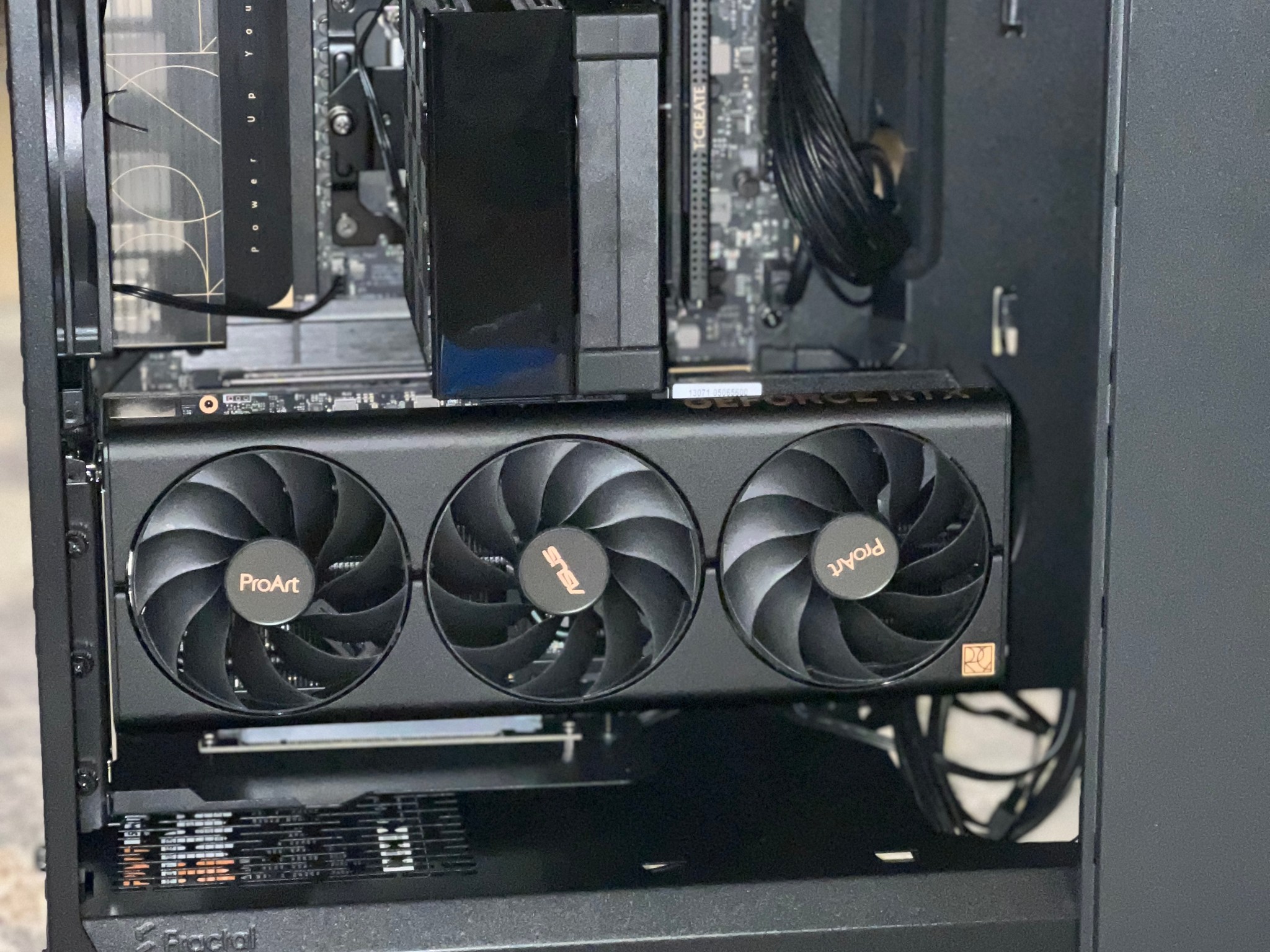 Asus ProArt GeForce RTX 4070 SUPER