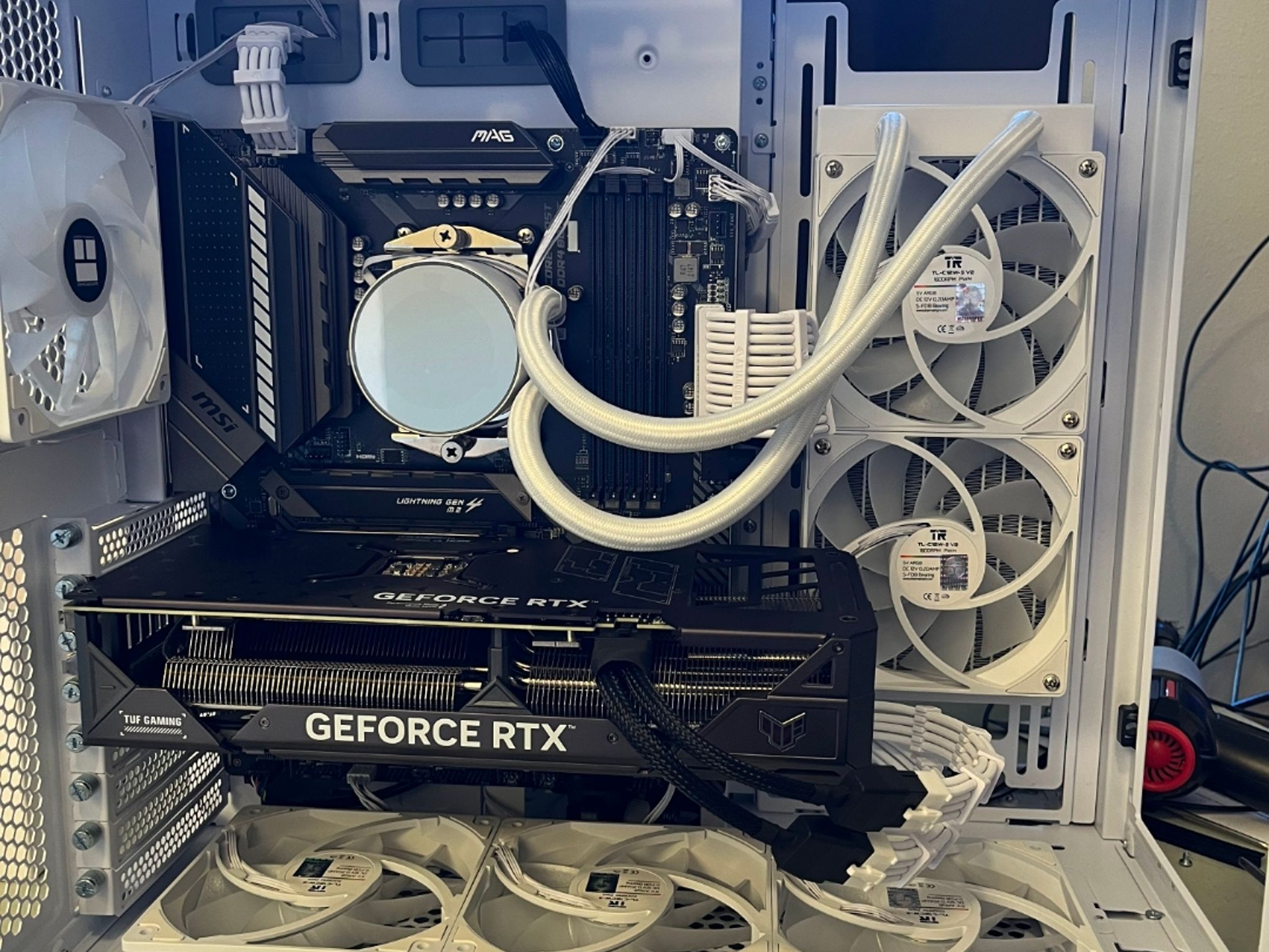 White Gaming PC – RTX 4070 SUPER / Ryzen 5 5600 / 32GB