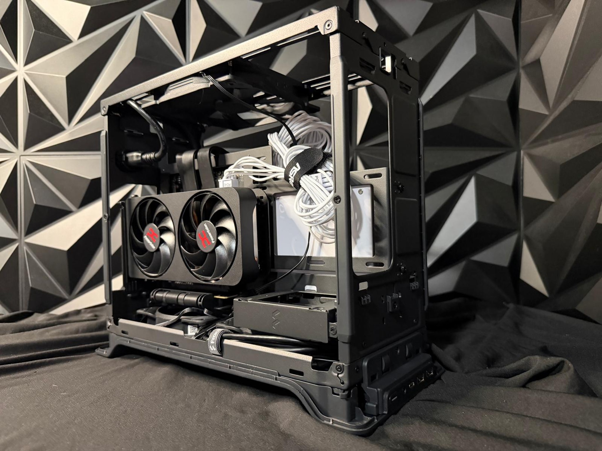 🖤🔥 Charcoal Oak 🌫️🖤 Ryzen 7 7700X| RX 9060XT 16 GB | 32 GB DDR5| 2 TB NVMe| 850W SFX PSU