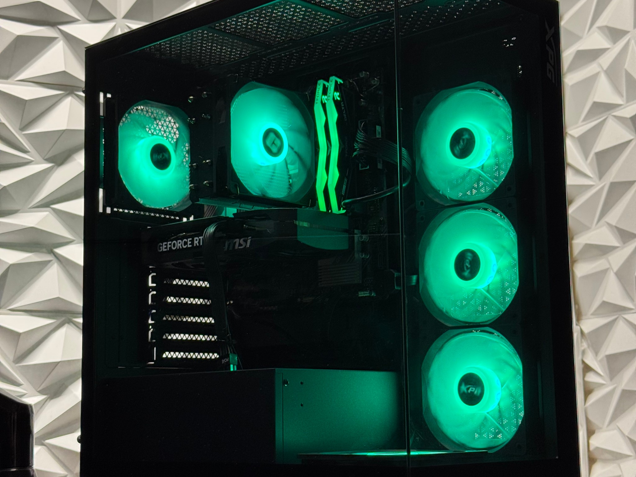 Rtx 5060 ti / Ryzen 5 7500F / 16GB 6000Mhz DDR5 / 1TB Samsung 970 / RGB