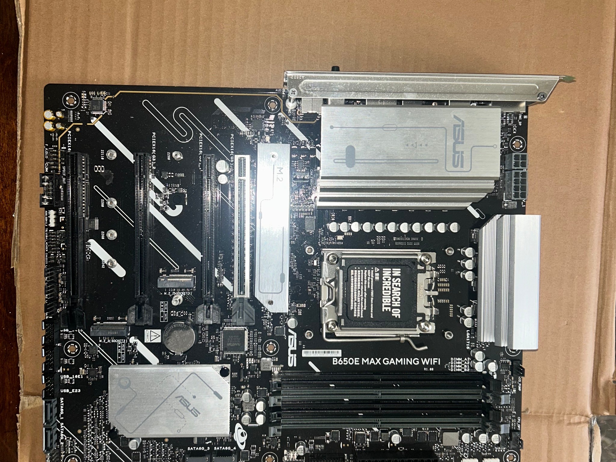 RYZEN 5 7600/ASUS B650E MAX GAMING WIFI/CORSAIR VENGANCE 64 GB 2X32 BUNDLE
