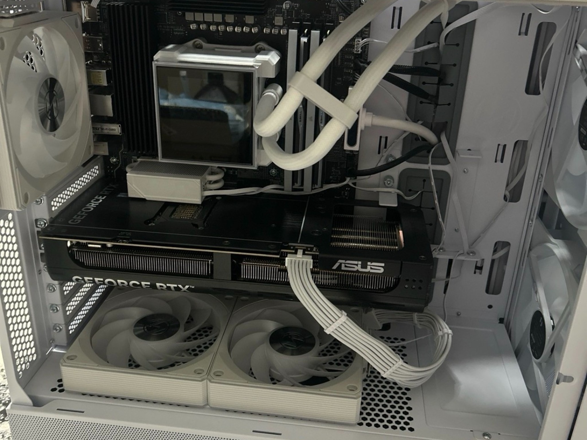 Gaming PC Setup - Ryzen 7 9800X3D / RTX 5070 Ti 16GB / 32GB DDR5 / 3.25TB SSD / Full Peripherals