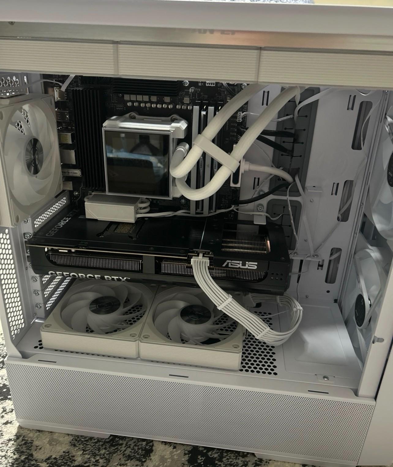 Gaming PC Setup - Ryzen 7 9800X3D / RTX 5070 Ti 16GB / 32GB DDR5 / 3.25TB SSD / Full Peripherals