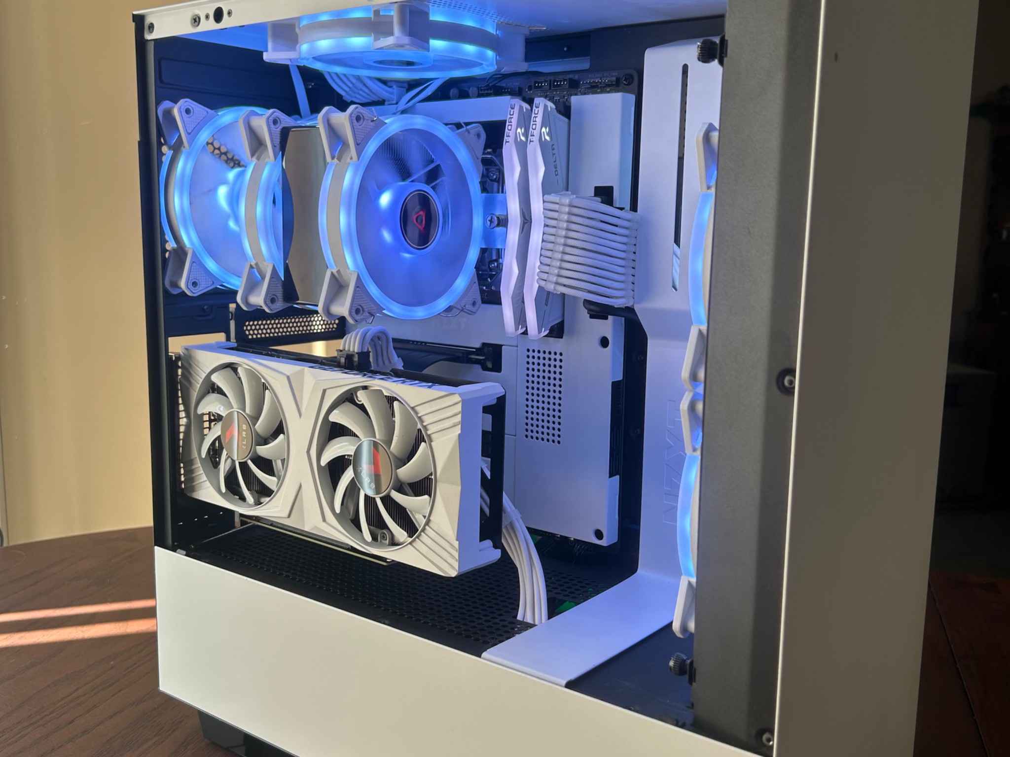 4060ti+12600k, 32GB Ram, 1TB NVME Ssd, vertical mounted, all white NZXT build.